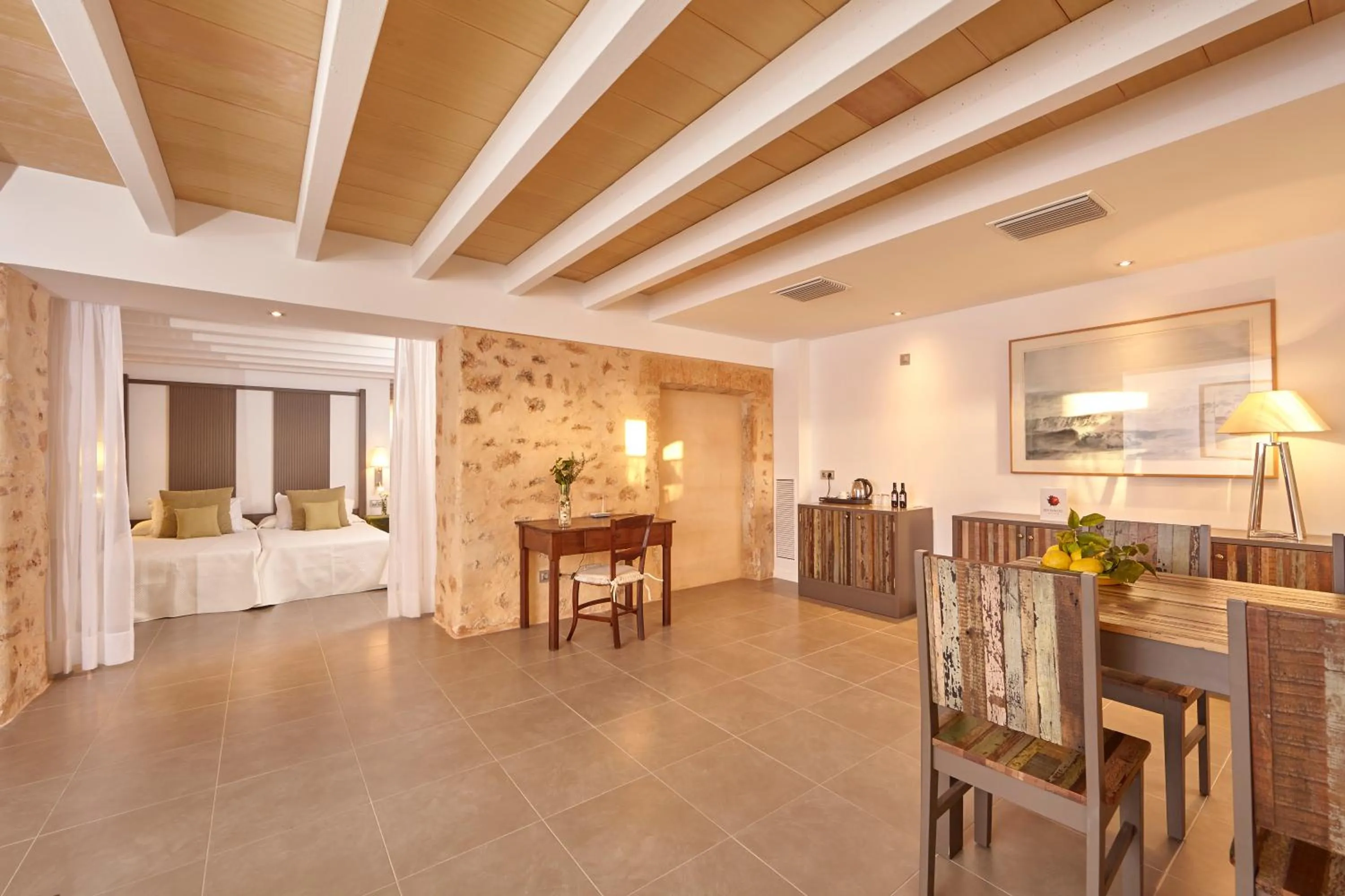 Living room, Bed in Bennoc Petit Hotel