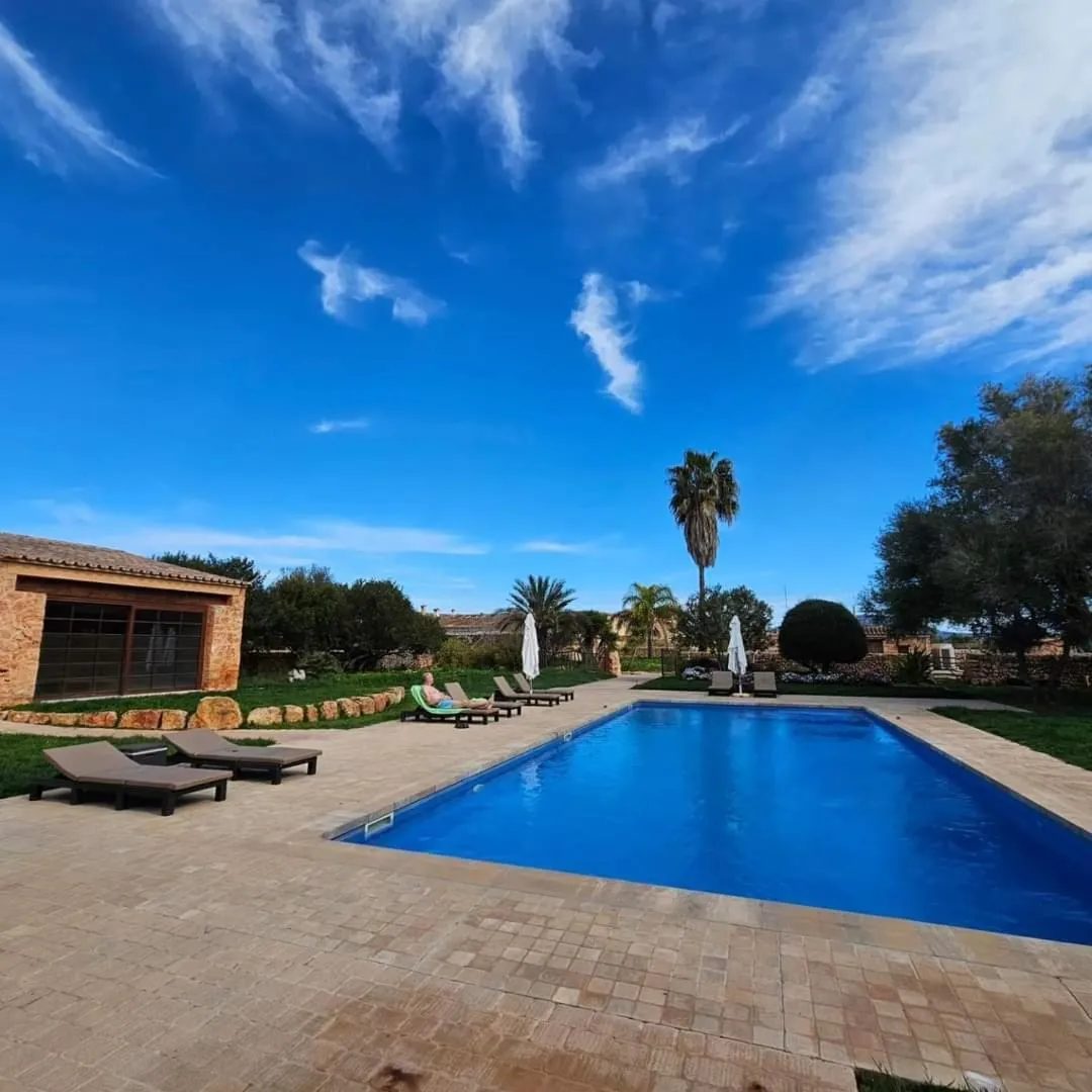 Swimming pool in Bennoc Petit Hotel