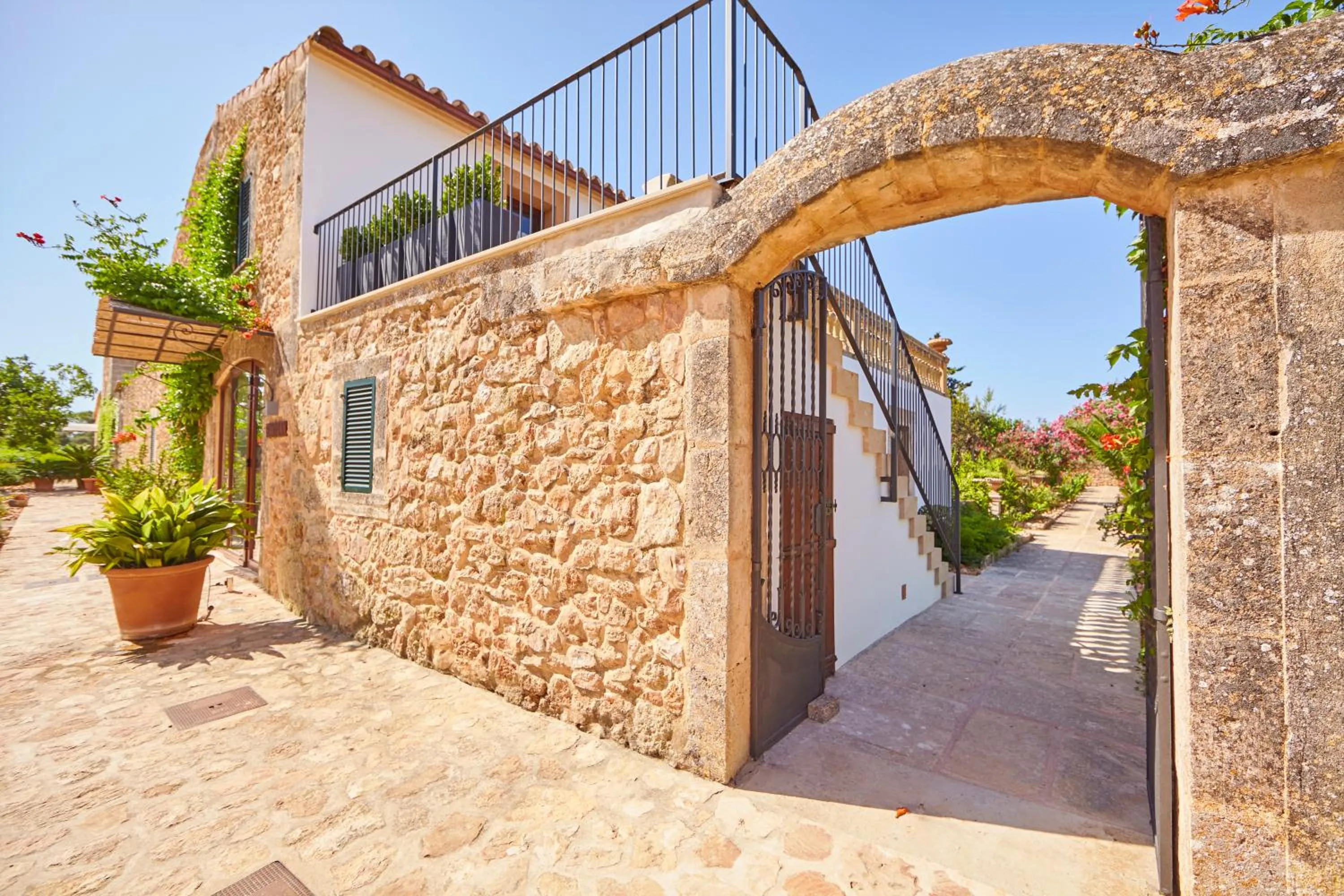 Property building in Bennoc Petit Hotel