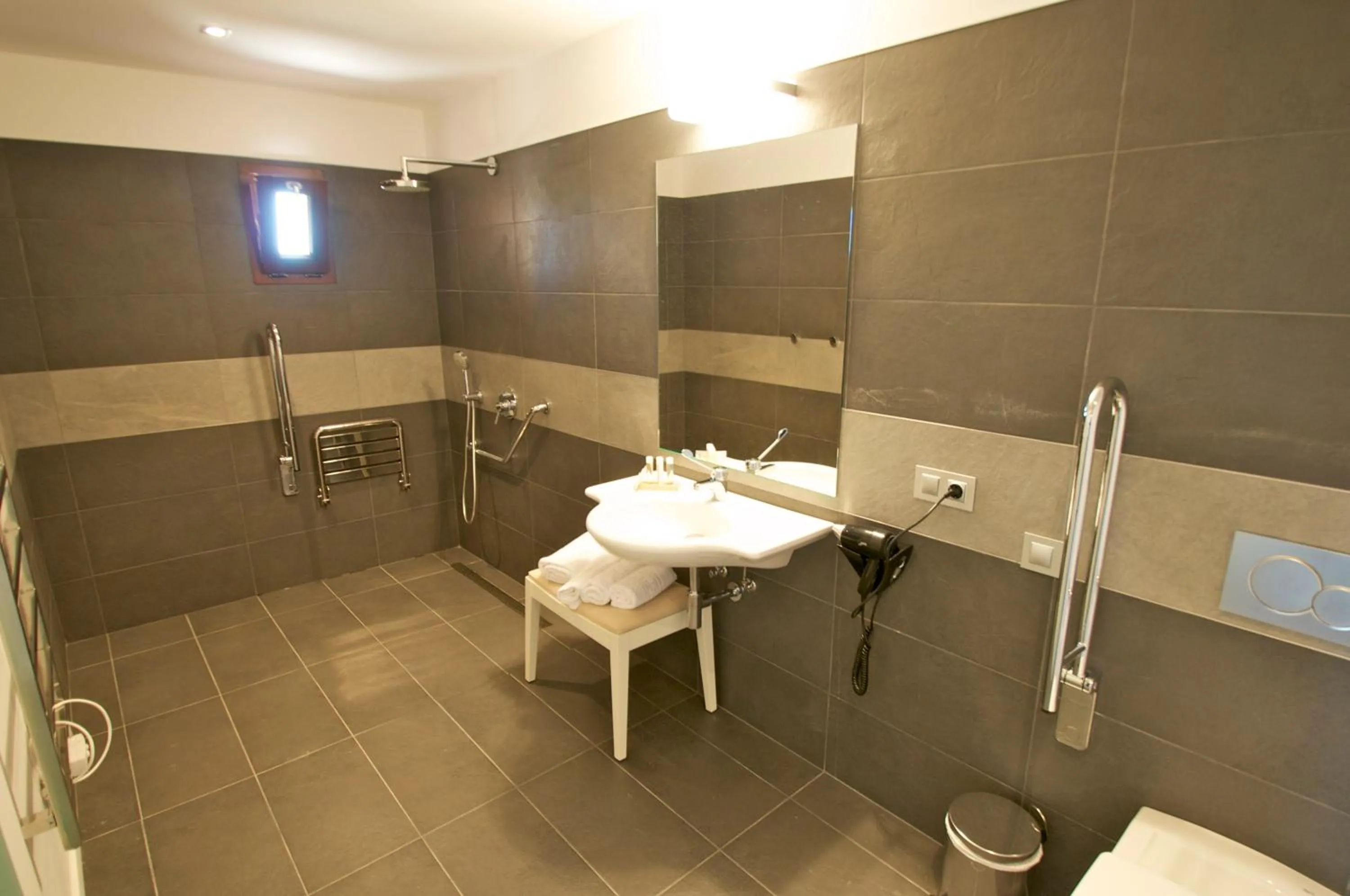 Shower in Bennoc Petit Hotel