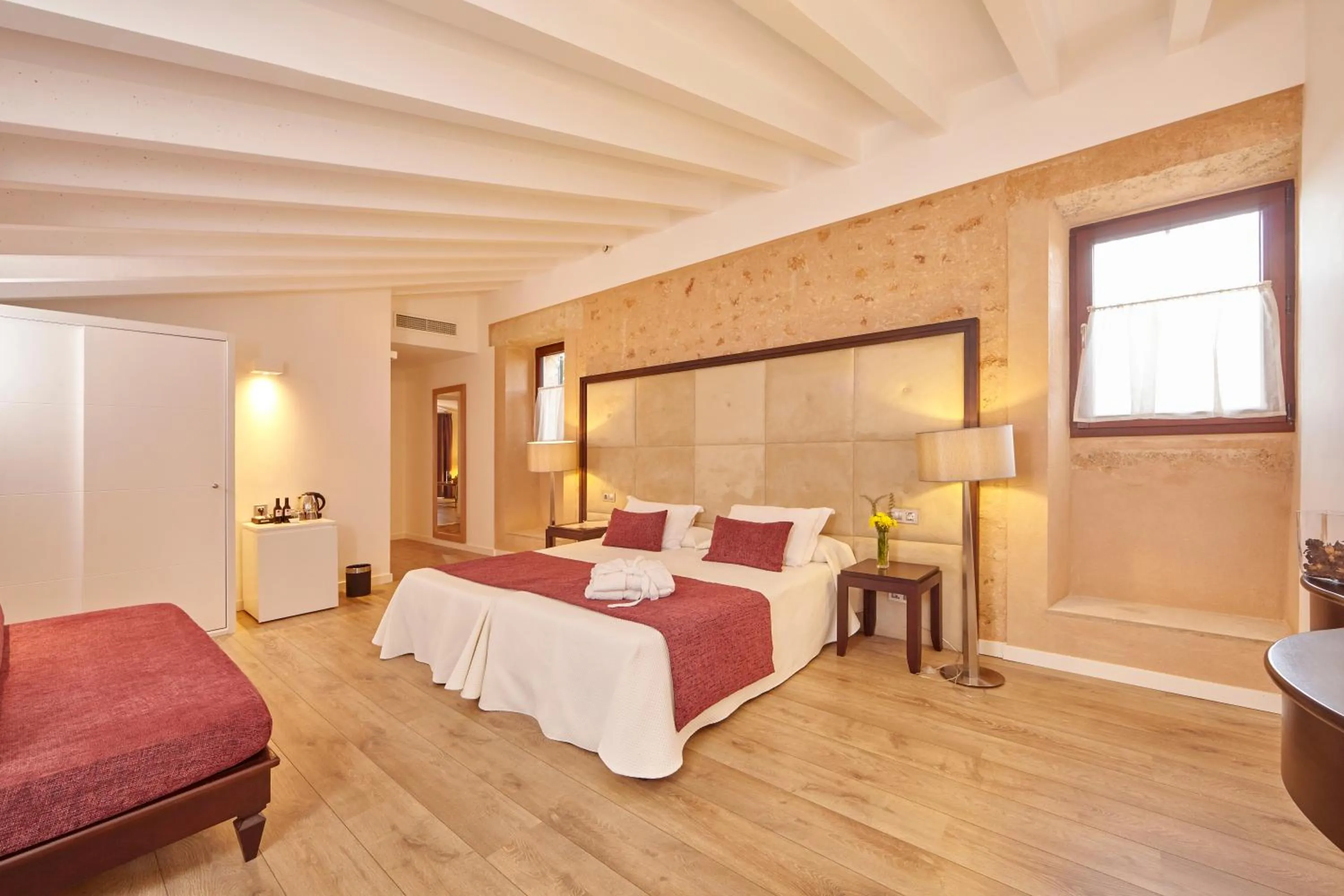 Bedroom, Bed in Bennoc Petit Hotel