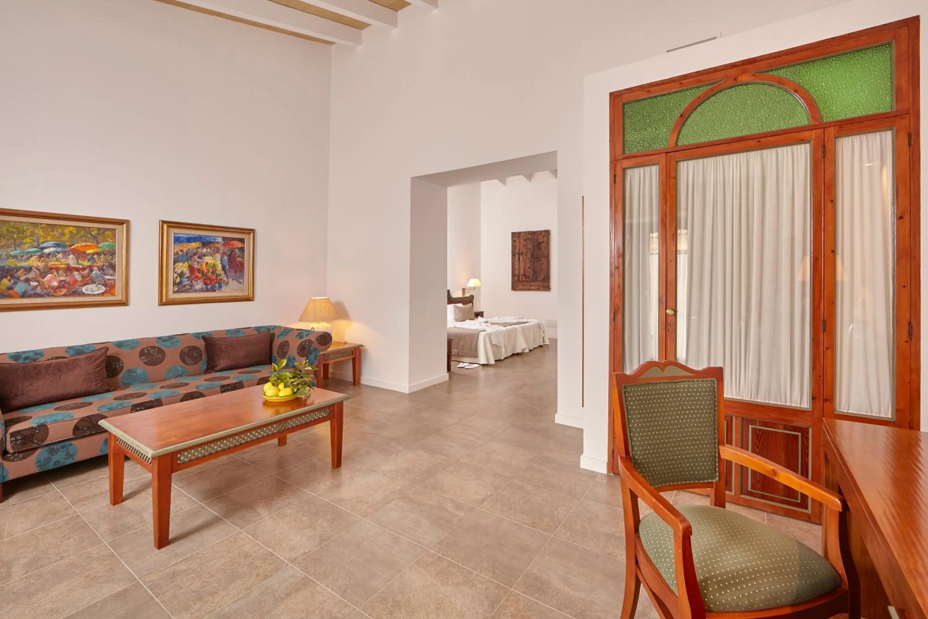 Living room, Bed in Bennoc Petit Hotel