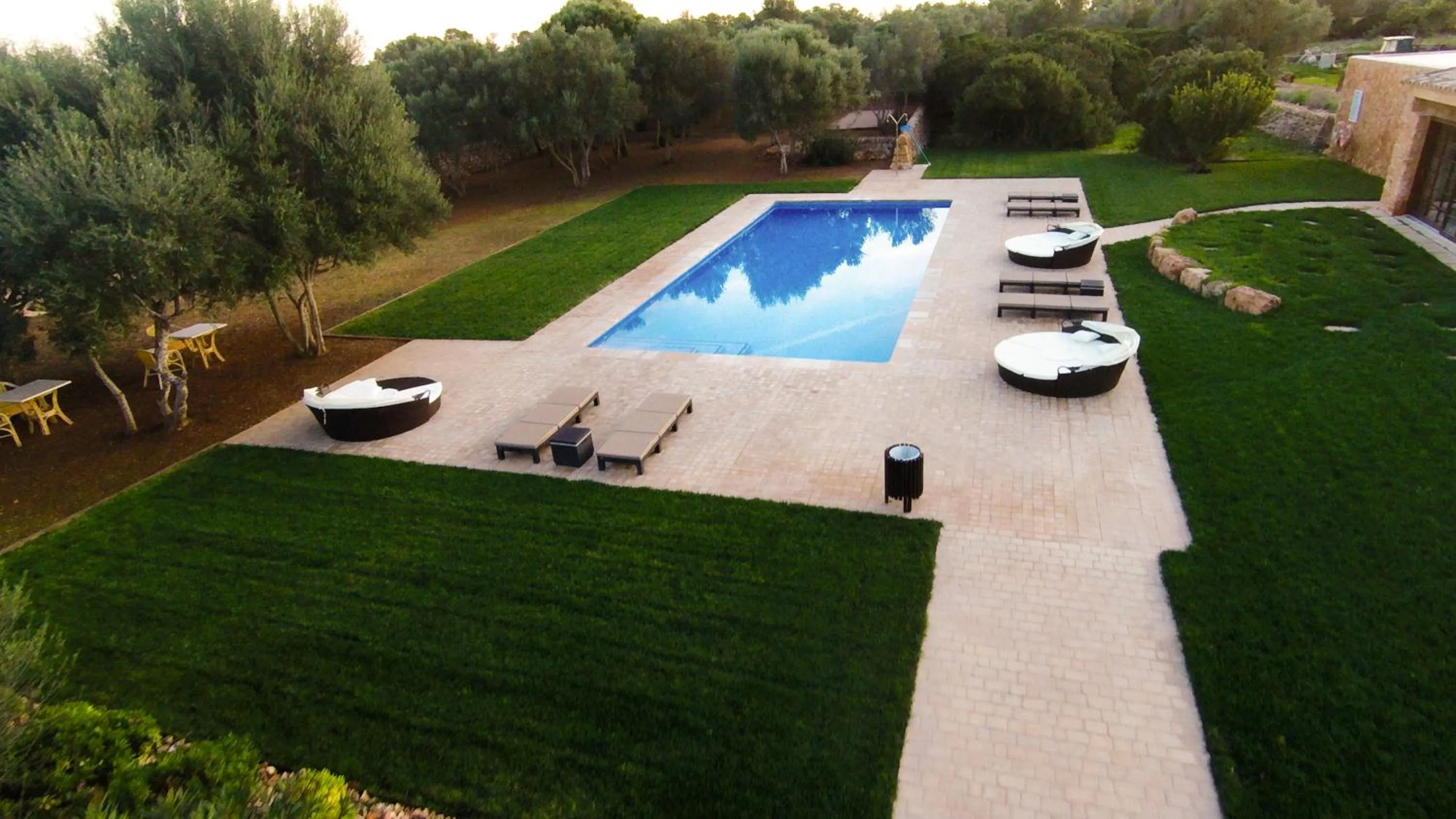 Swimming pool in Bennoc Petit Hotel