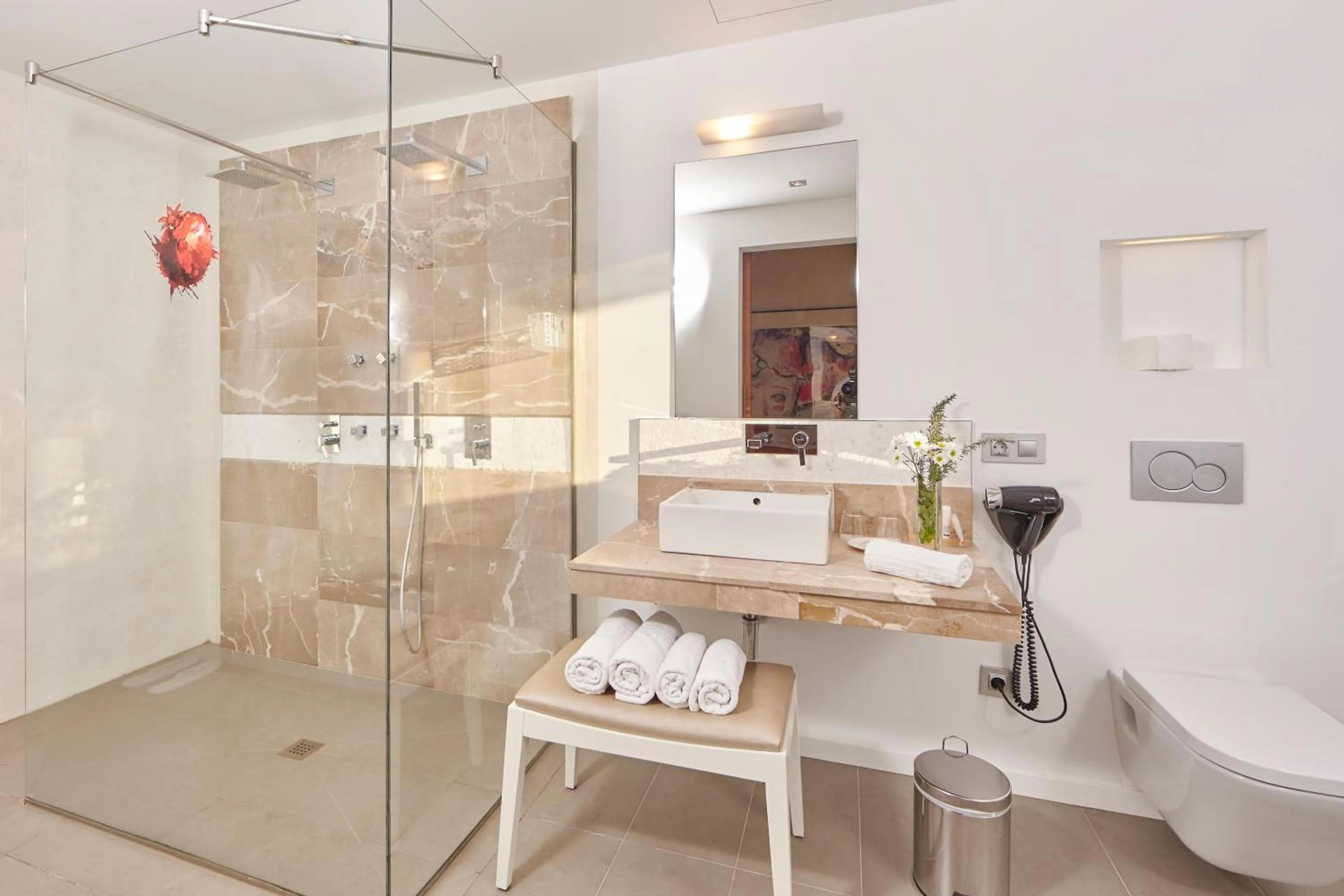 Bathroom in Bennoc Petit Hotel