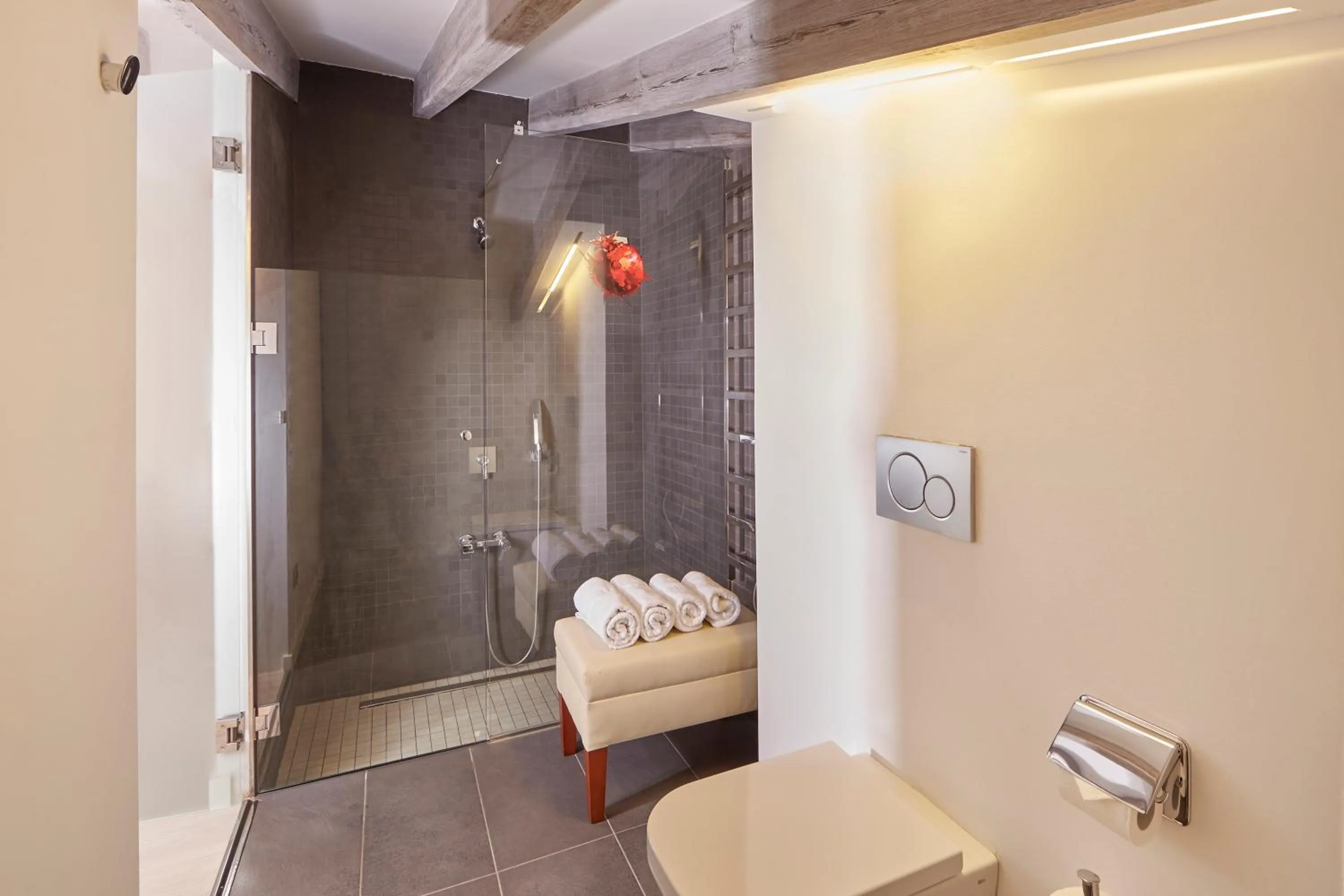 Toilet in Bennoc Petit Hotel