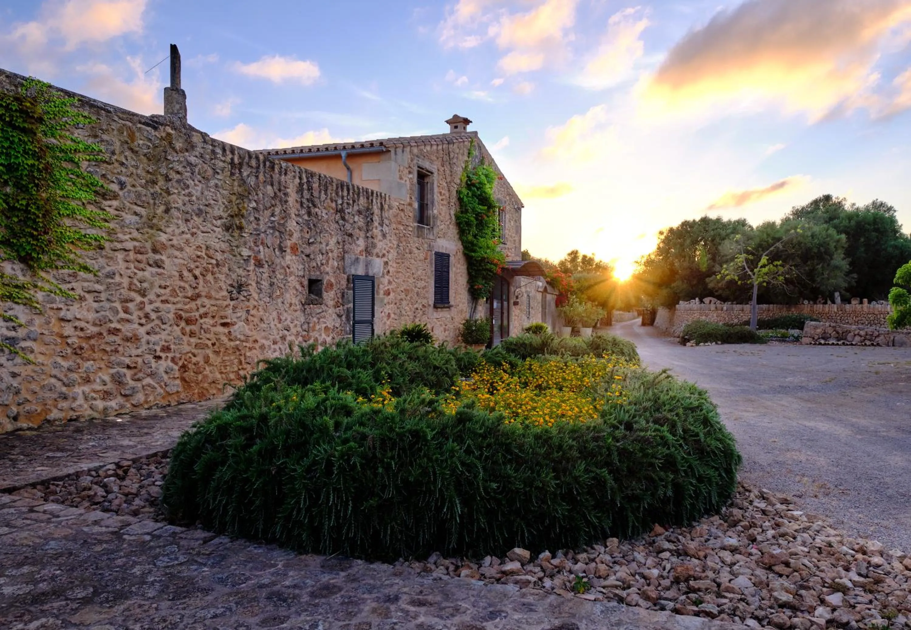 Facade/entrance in Bennoc Petit Hotel