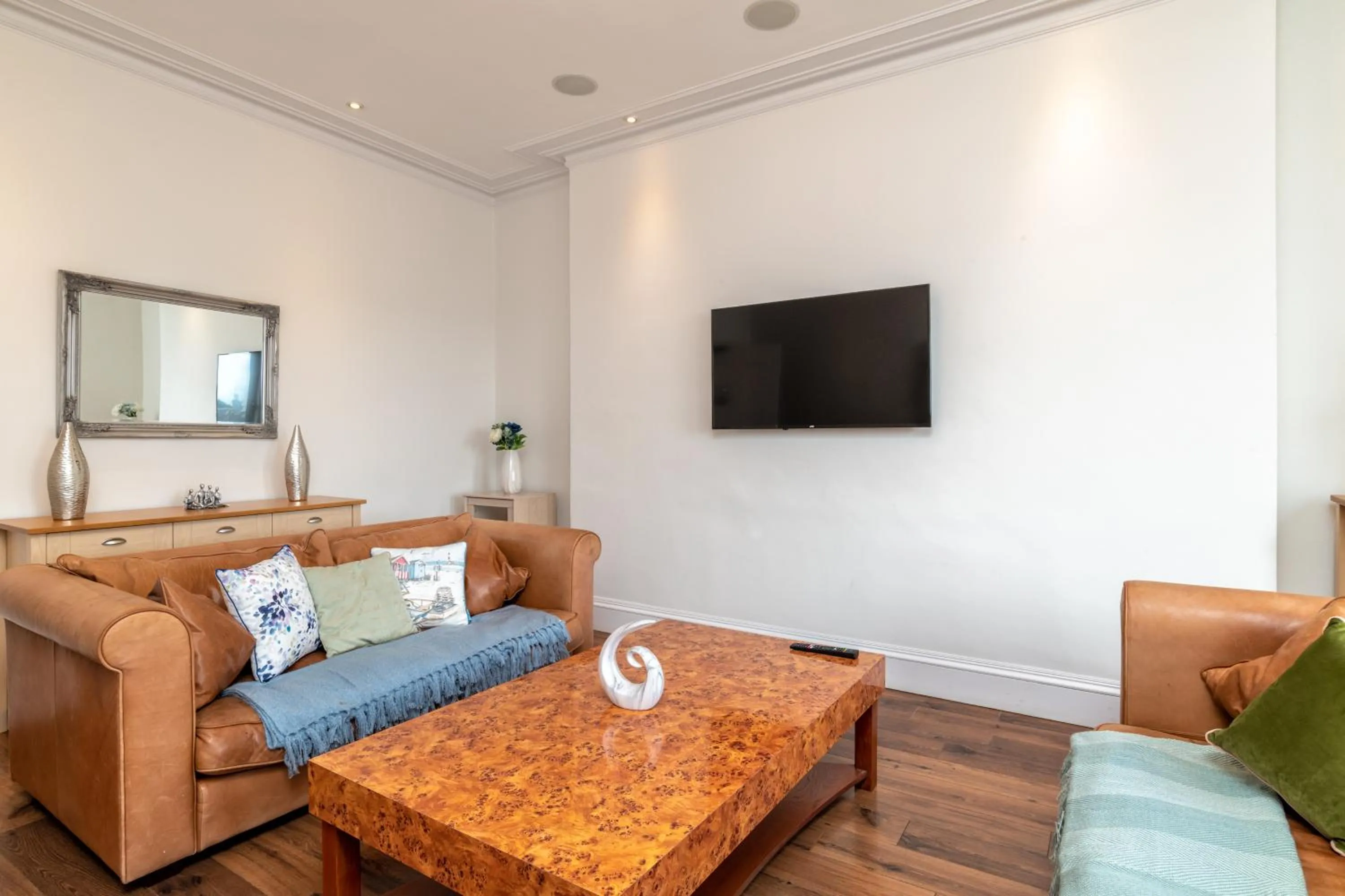 Spacious 5-Bedroom Townhouse in the West-End