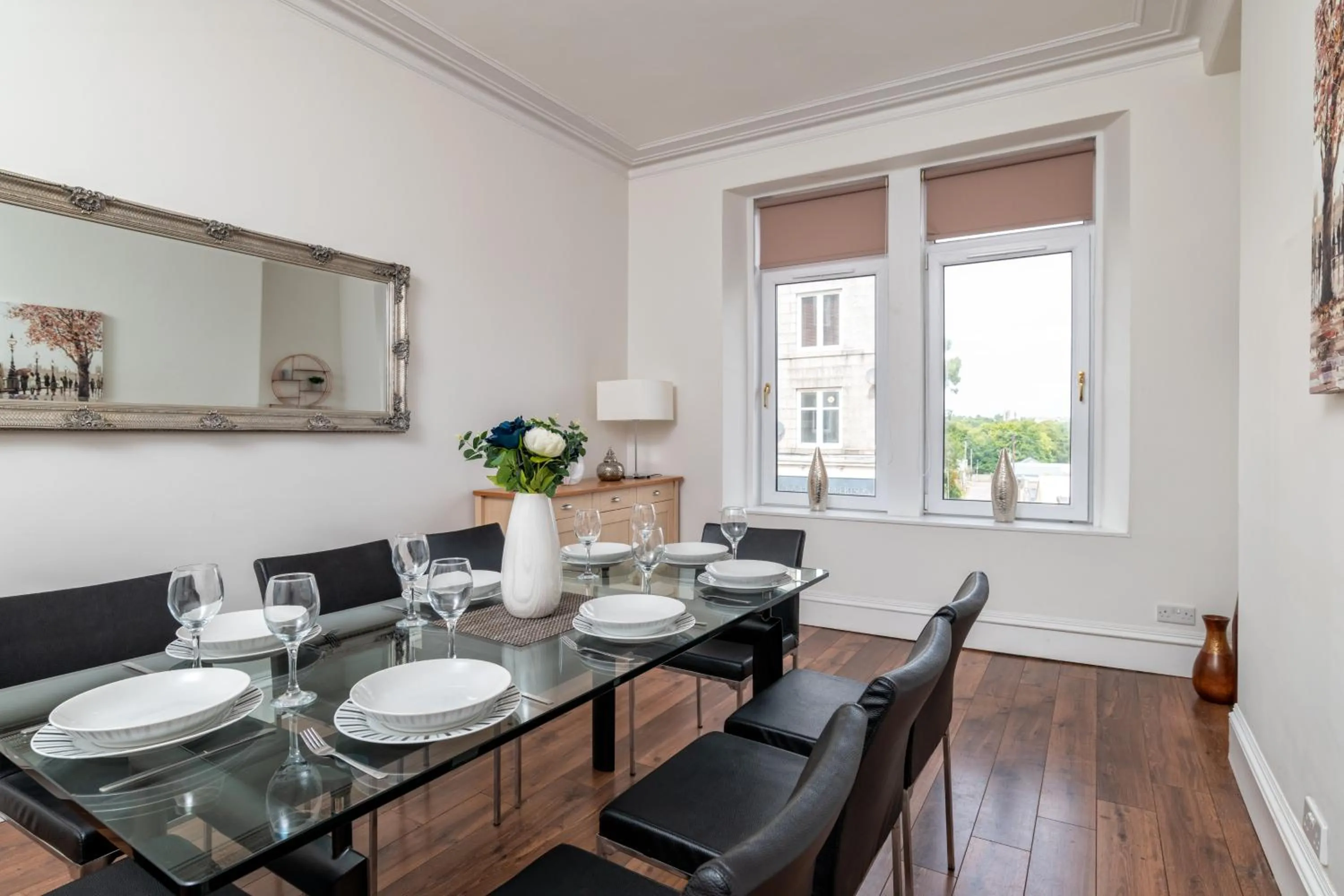Dining area in Spacious 5-Bedroom Townhouse in the West-End