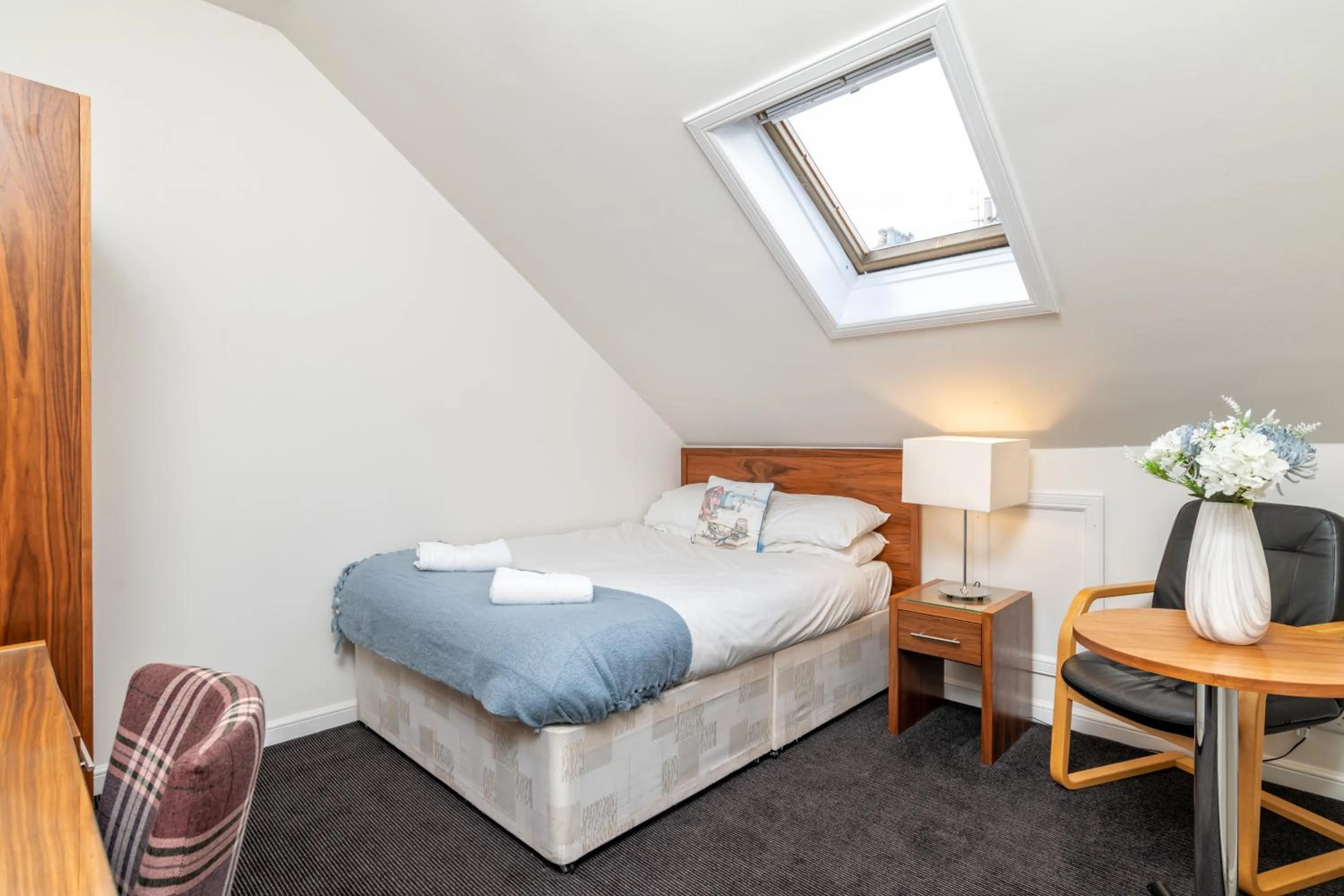 Bed in Spacious 5-Bedroom Townhouse in the West-End