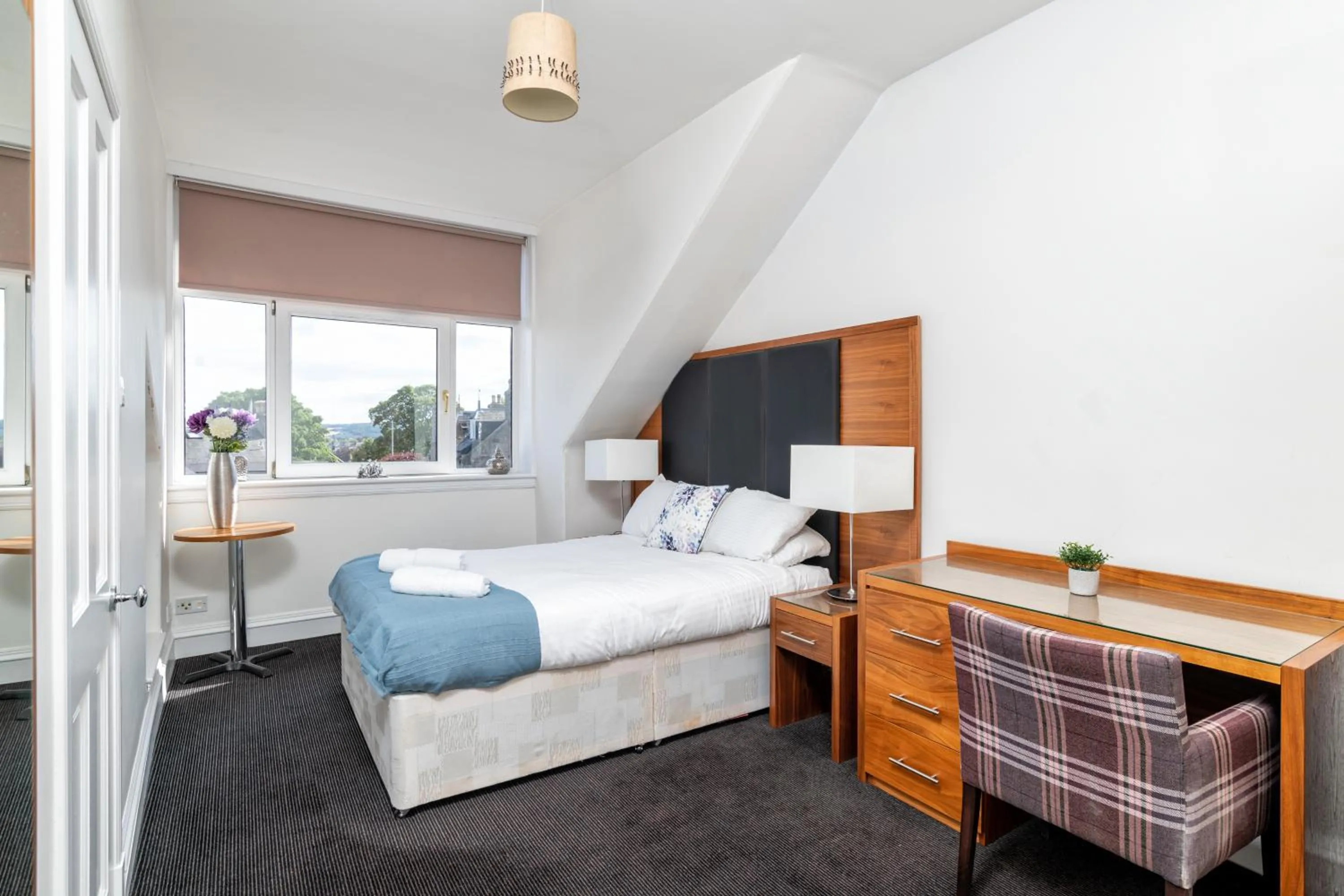 Bed in Spacious 5-Bedroom Townhouse in the West-End
