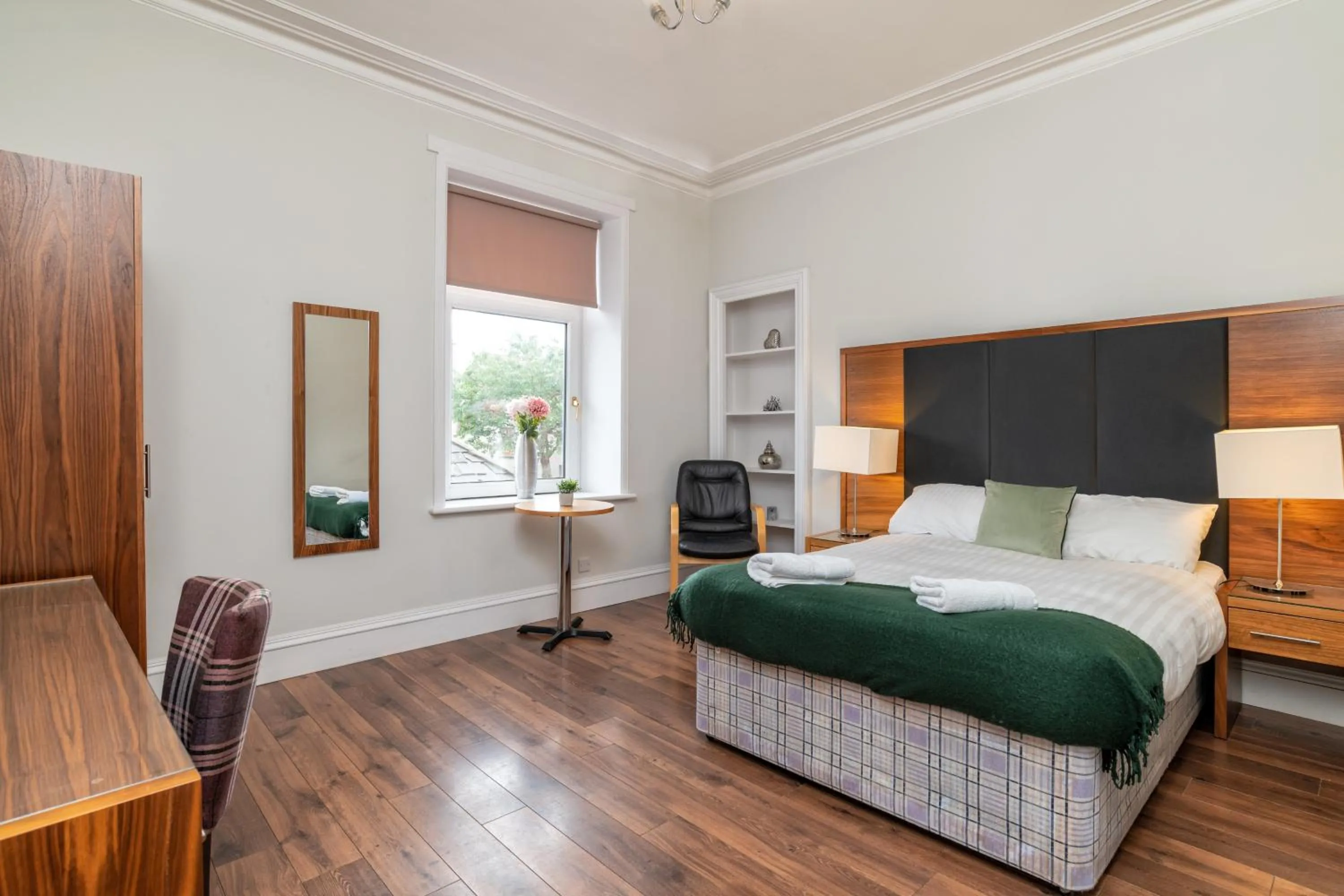 Bed in Spacious 5-Bedroom Townhouse in the West-End