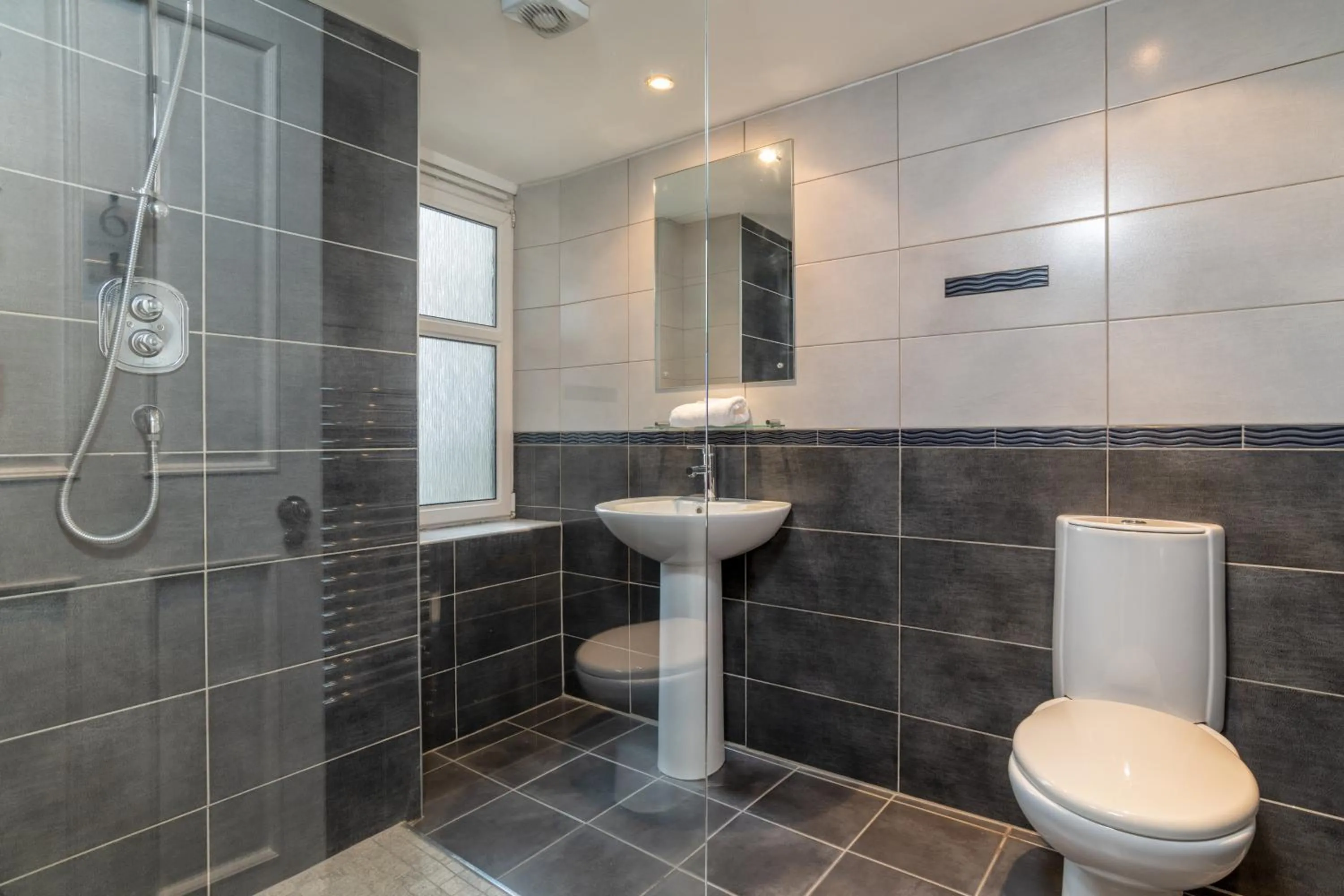 Spacious 5-Bedroom Townhouse in the West-End
