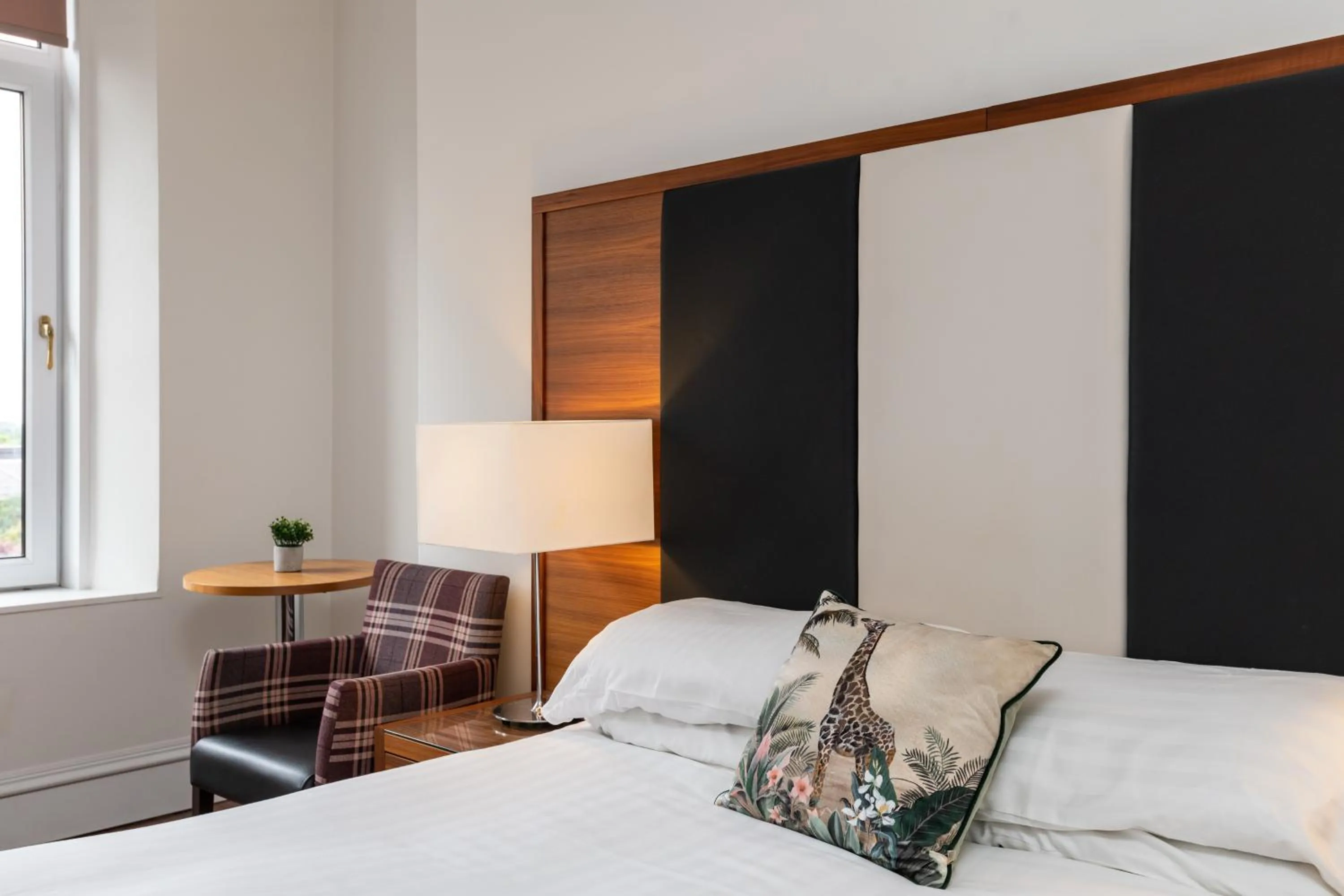 Bed in Spacious 5-Bedroom Townhouse in the West-End