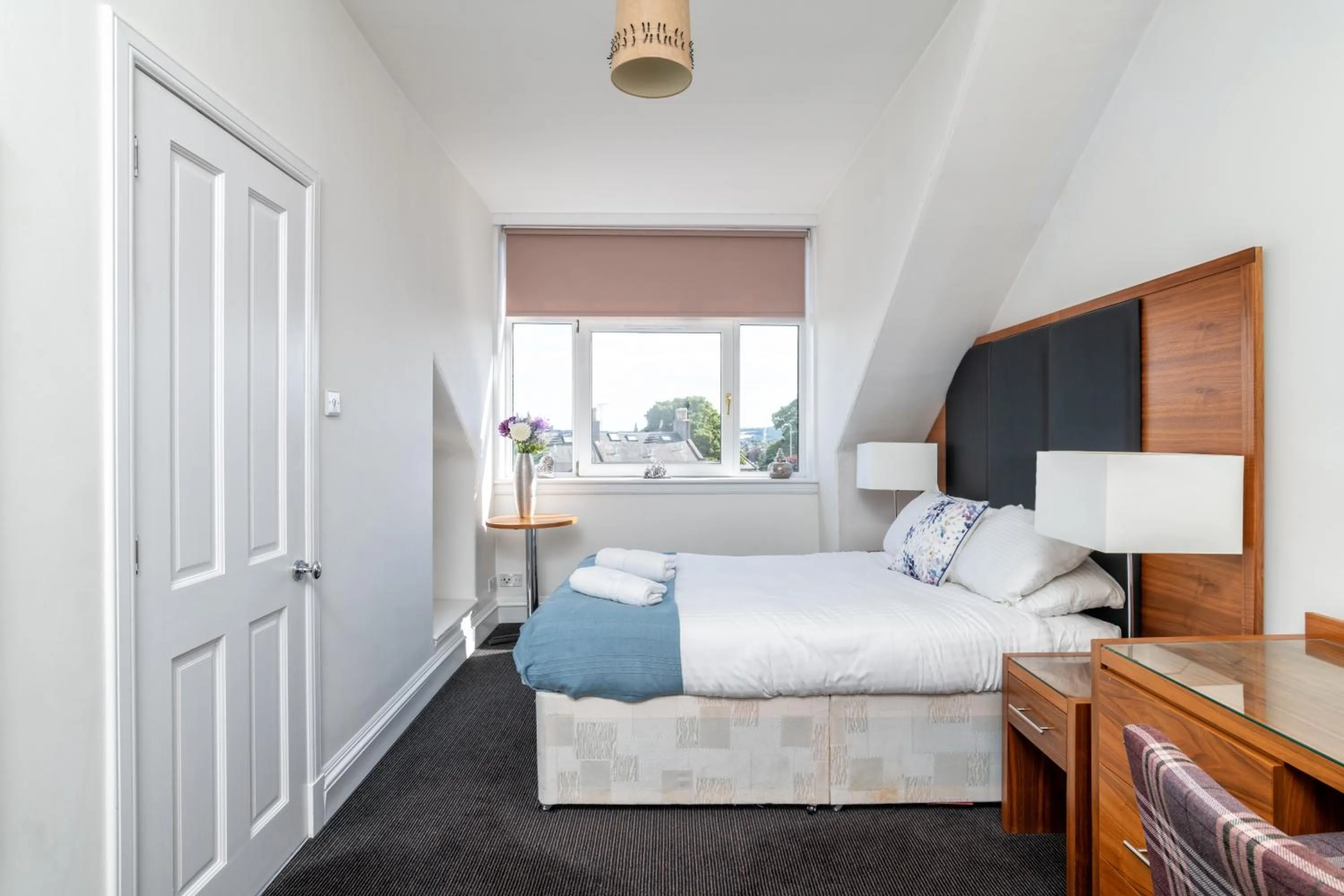 Bed in Spacious 5-Bedroom Townhouse in the West-End