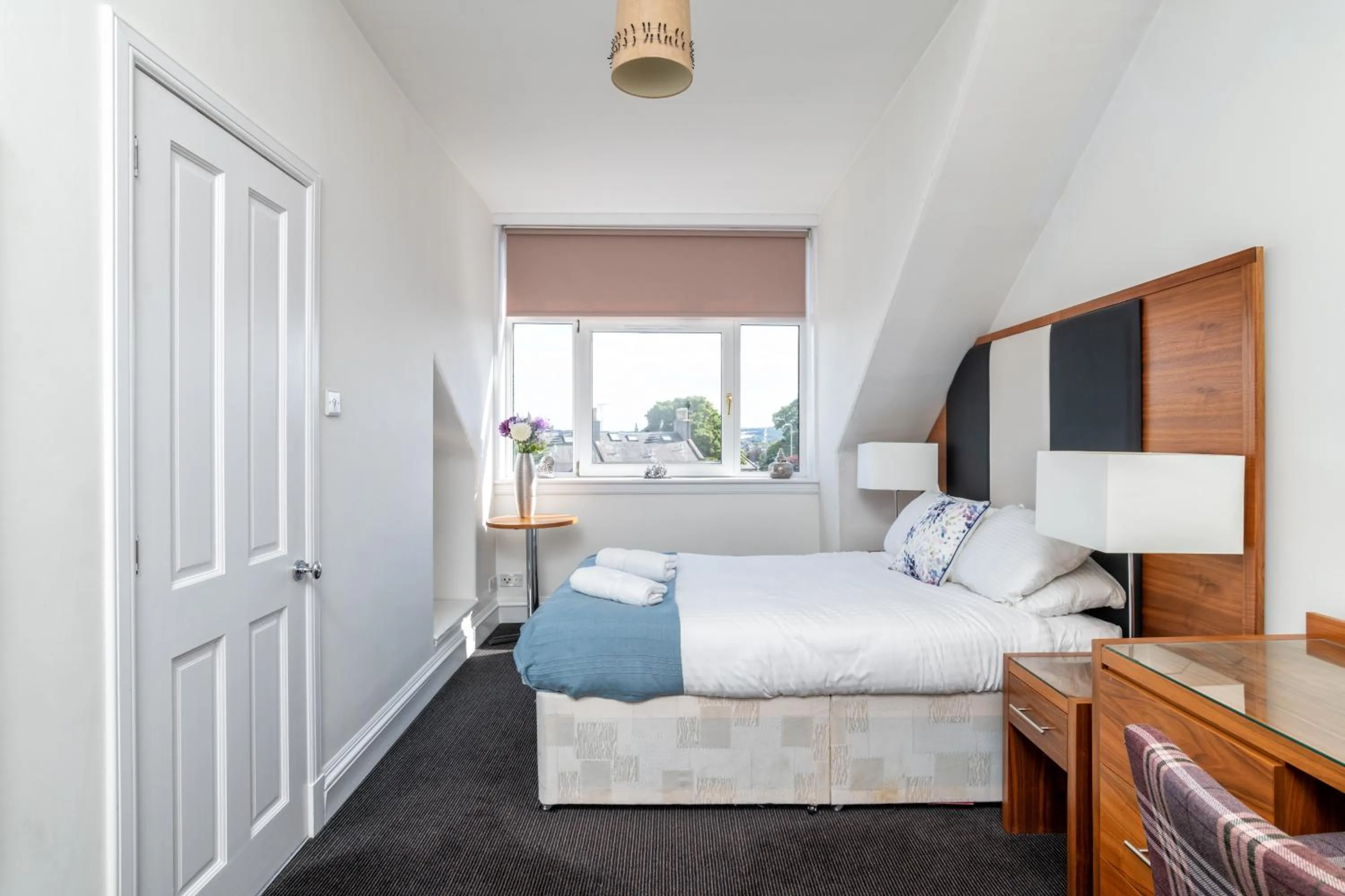 Bed in Spacious 5-Bedroom Townhouse in the West-End