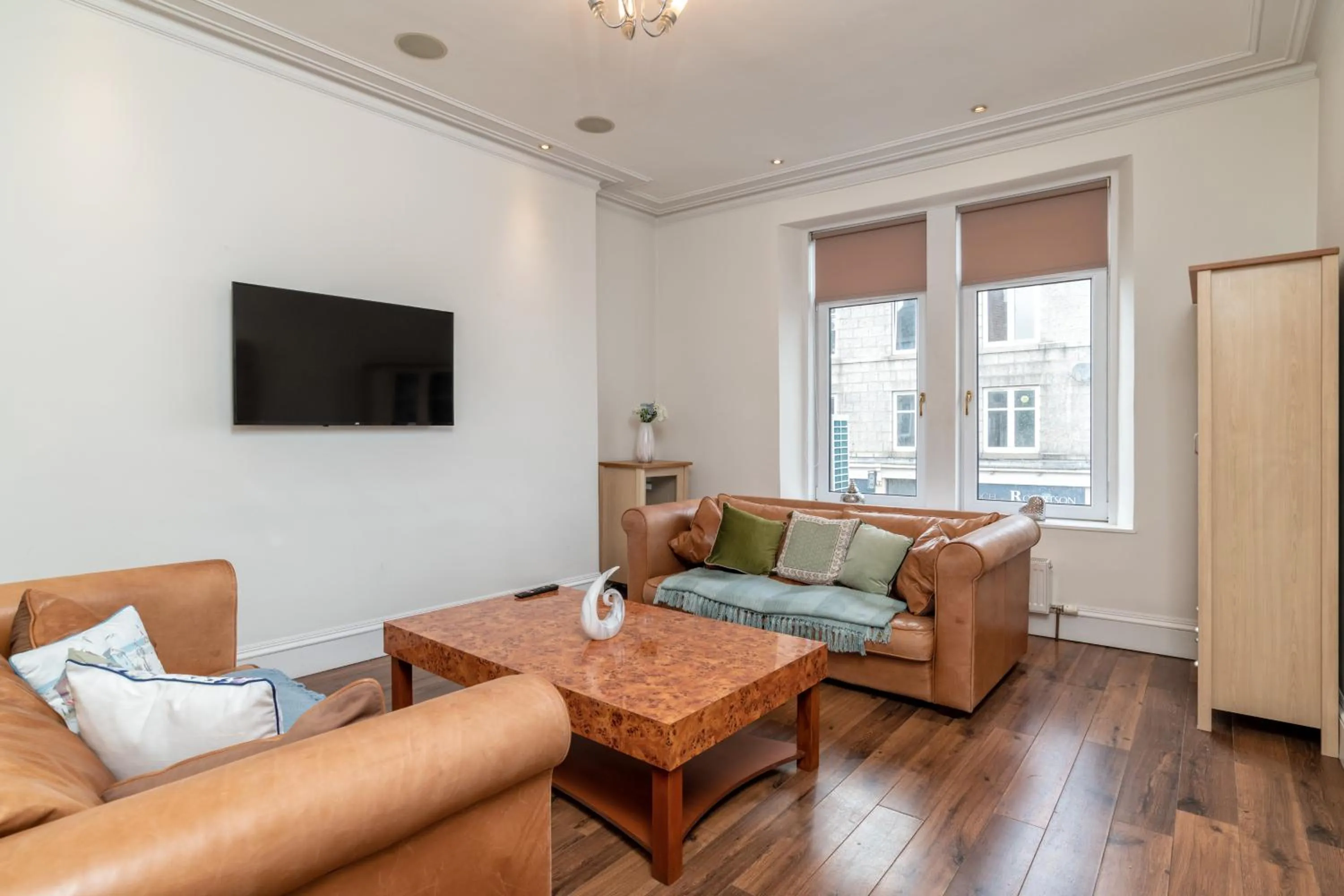Spacious 5-Bedroom Townhouse in the West-End