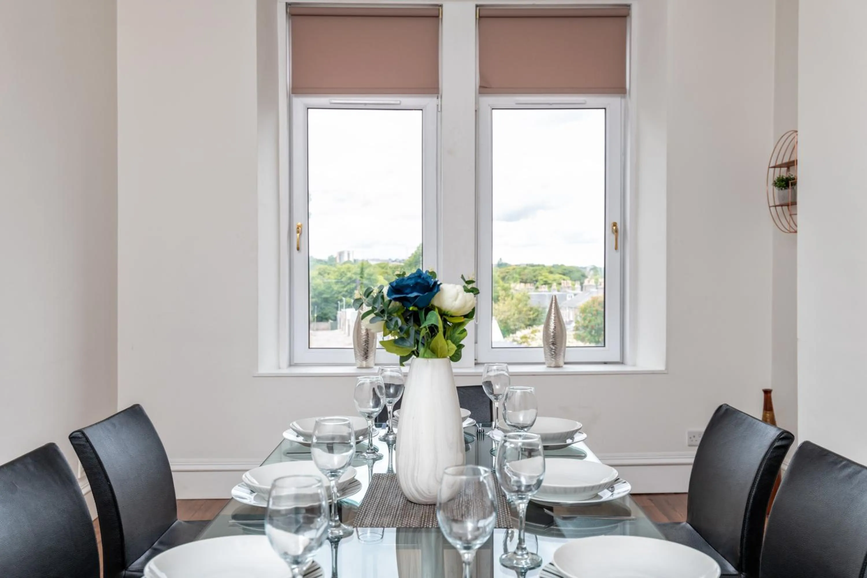 Property building in Spacious 5-Bedroom Townhouse in the West-End