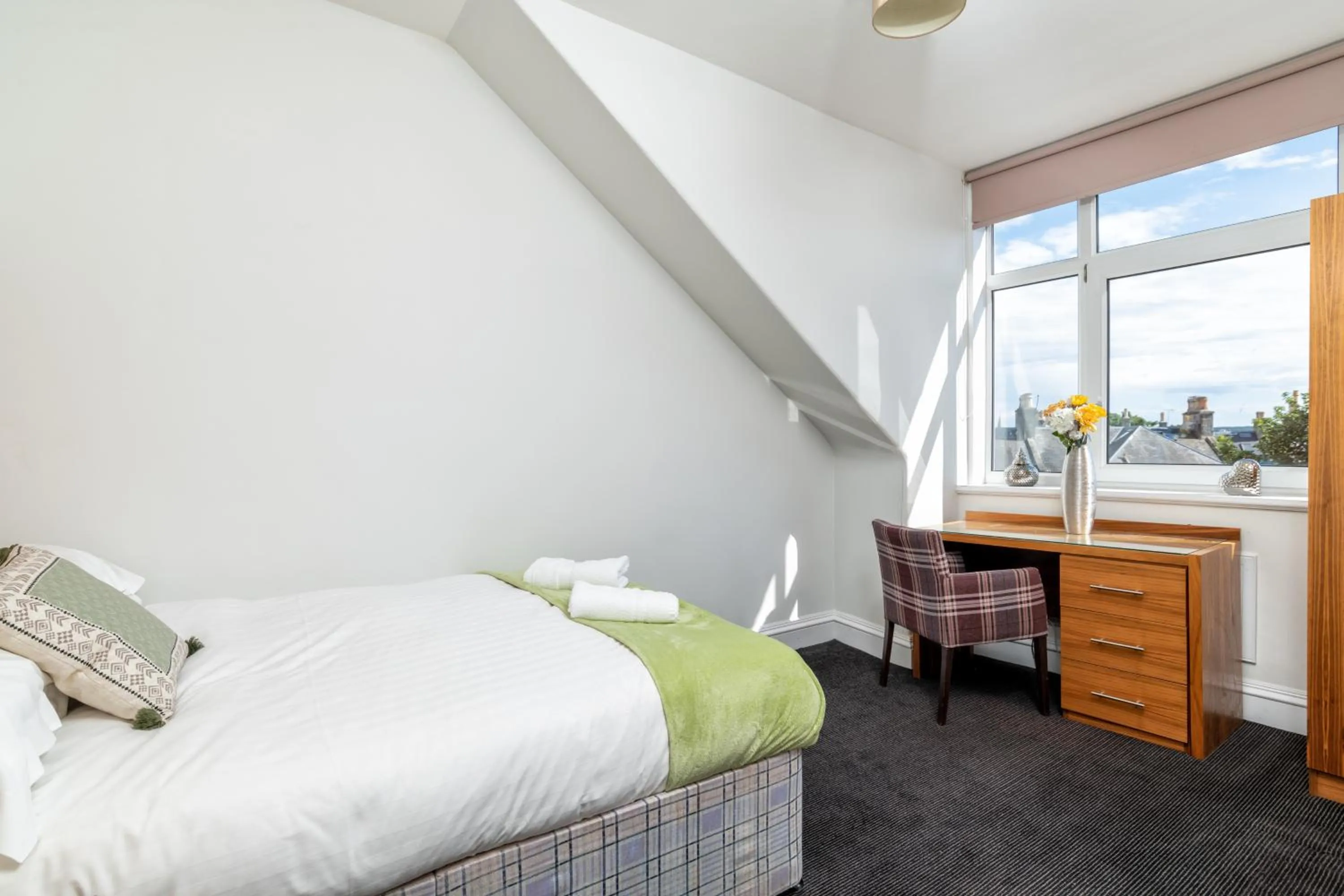 Bed in Spacious 5-Bedroom Townhouse in the West-End