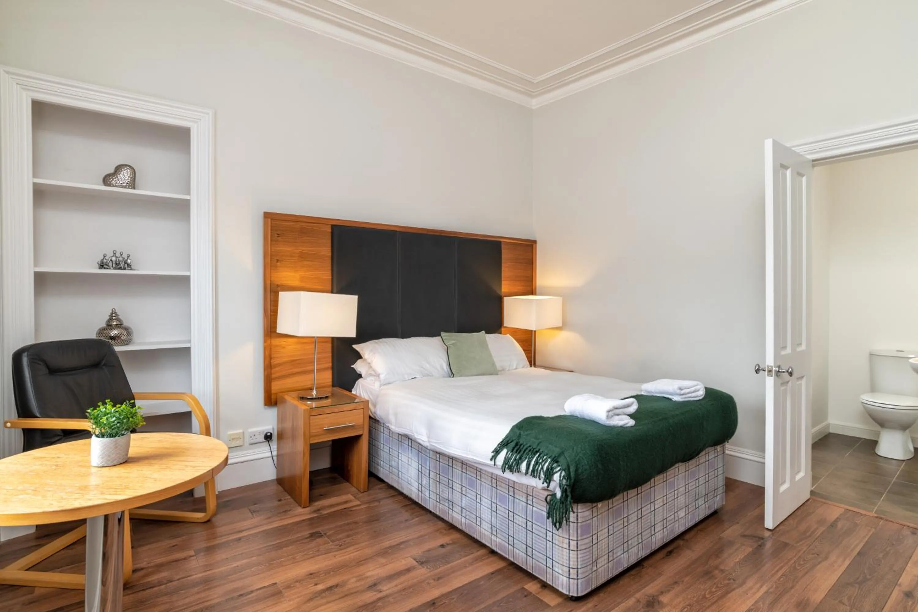 Bed in Spacious 5-Bedroom Townhouse in the West-End