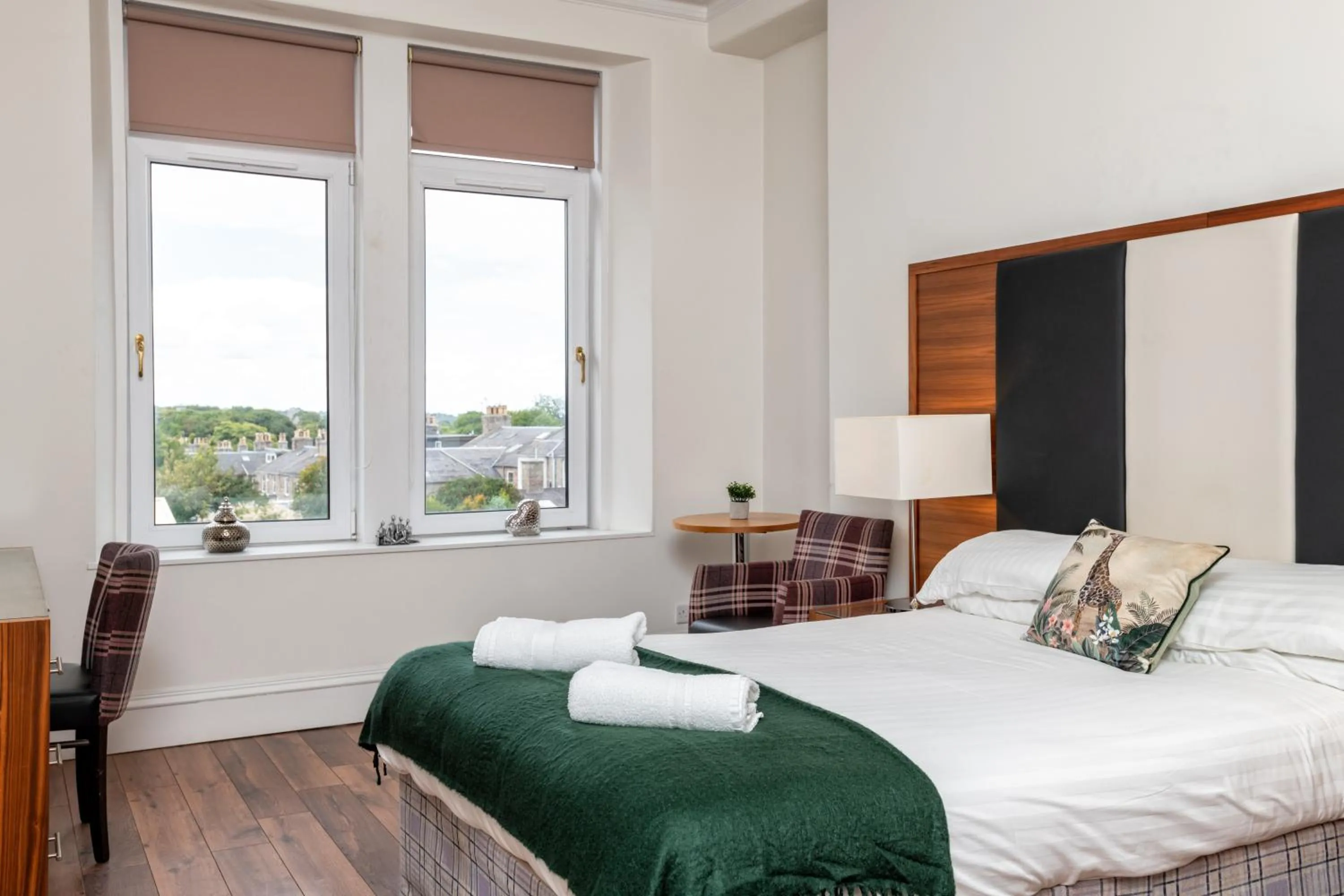 Bed in Spacious 5-Bedroom Townhouse in the West-End