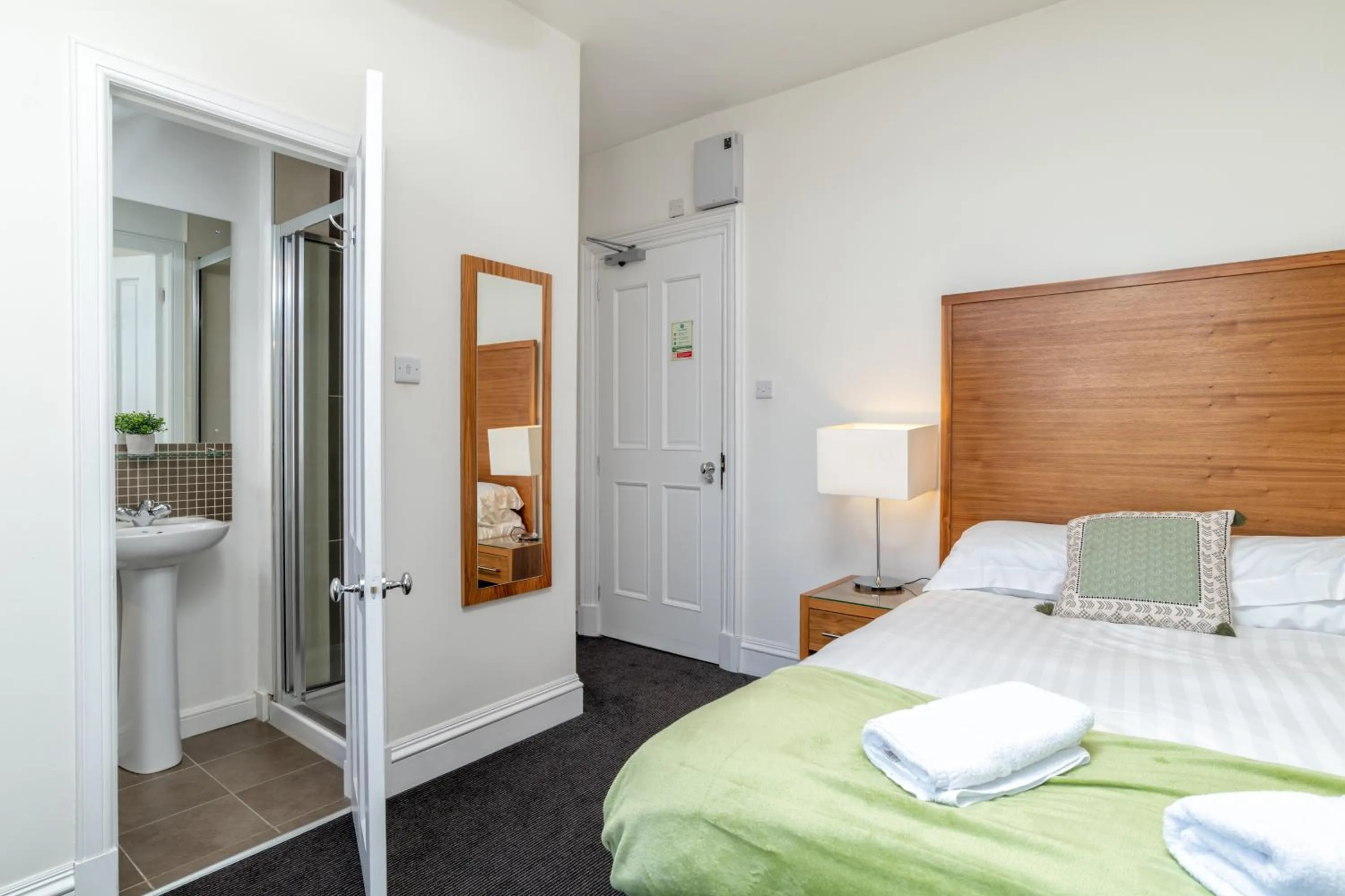Bed in Spacious 5-Bedroom Townhouse in the West-End