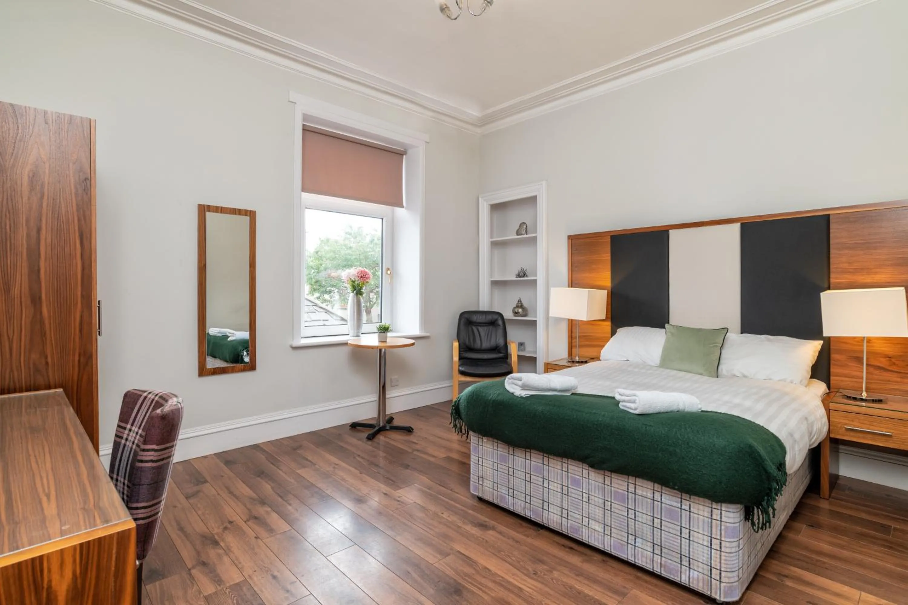 Bed in Spacious 5-Bedroom Townhouse in the West-End