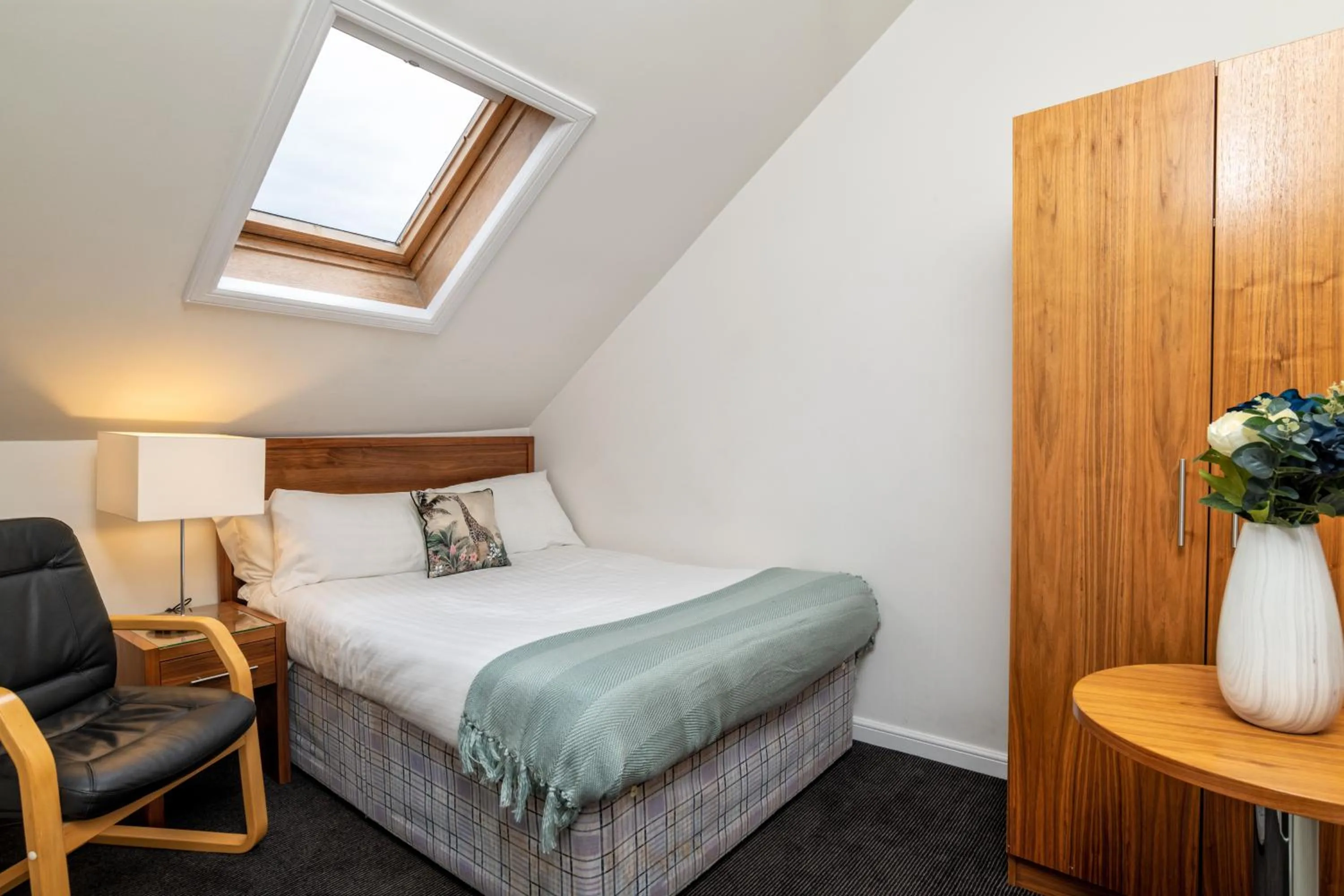 Bed in Spacious 5-Bedroom Townhouse in the West-End