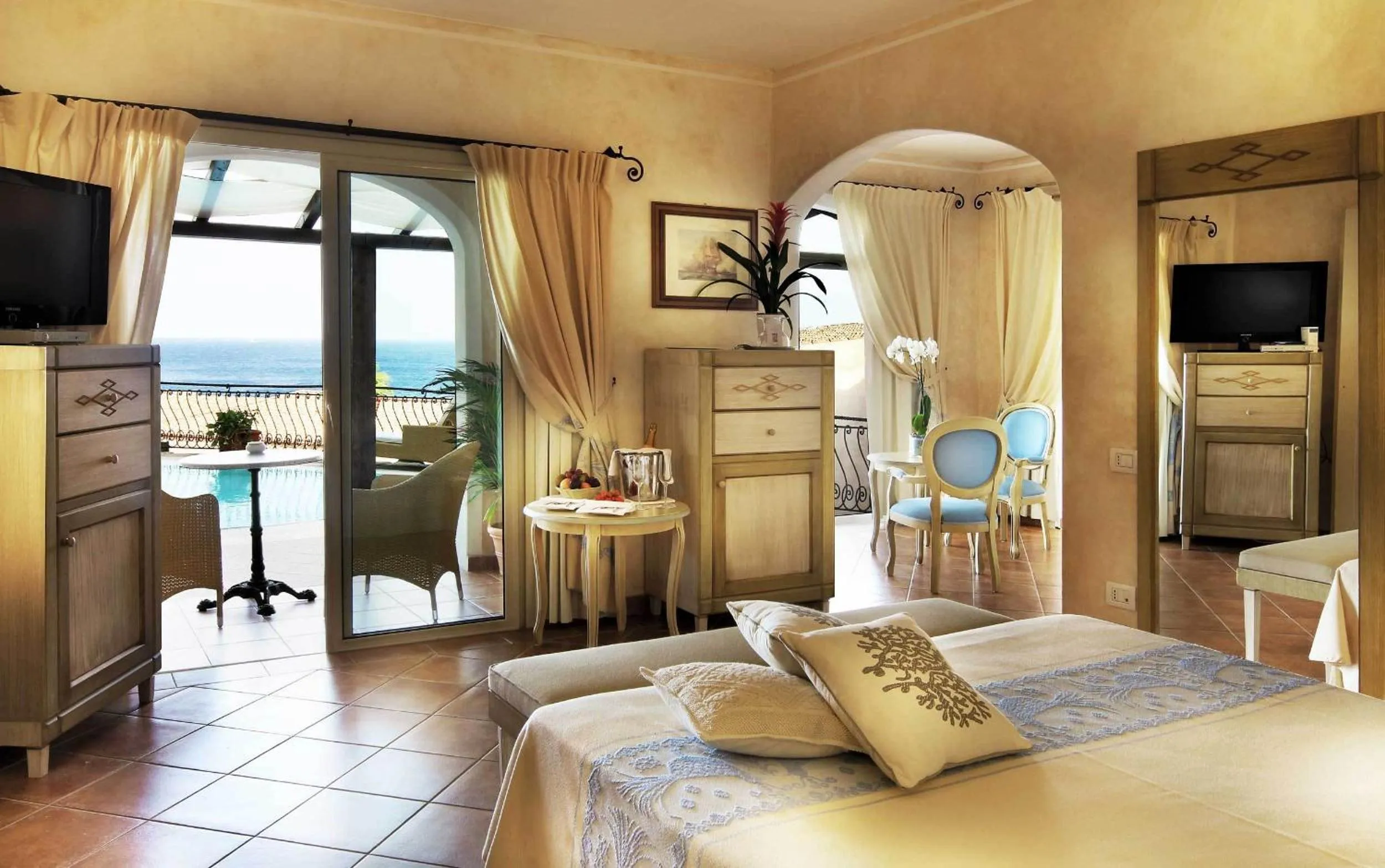 TV and multimedia, Bed in COLONNA RESORT, a Colonna Luxury Beach Hotel, Porto Cervo