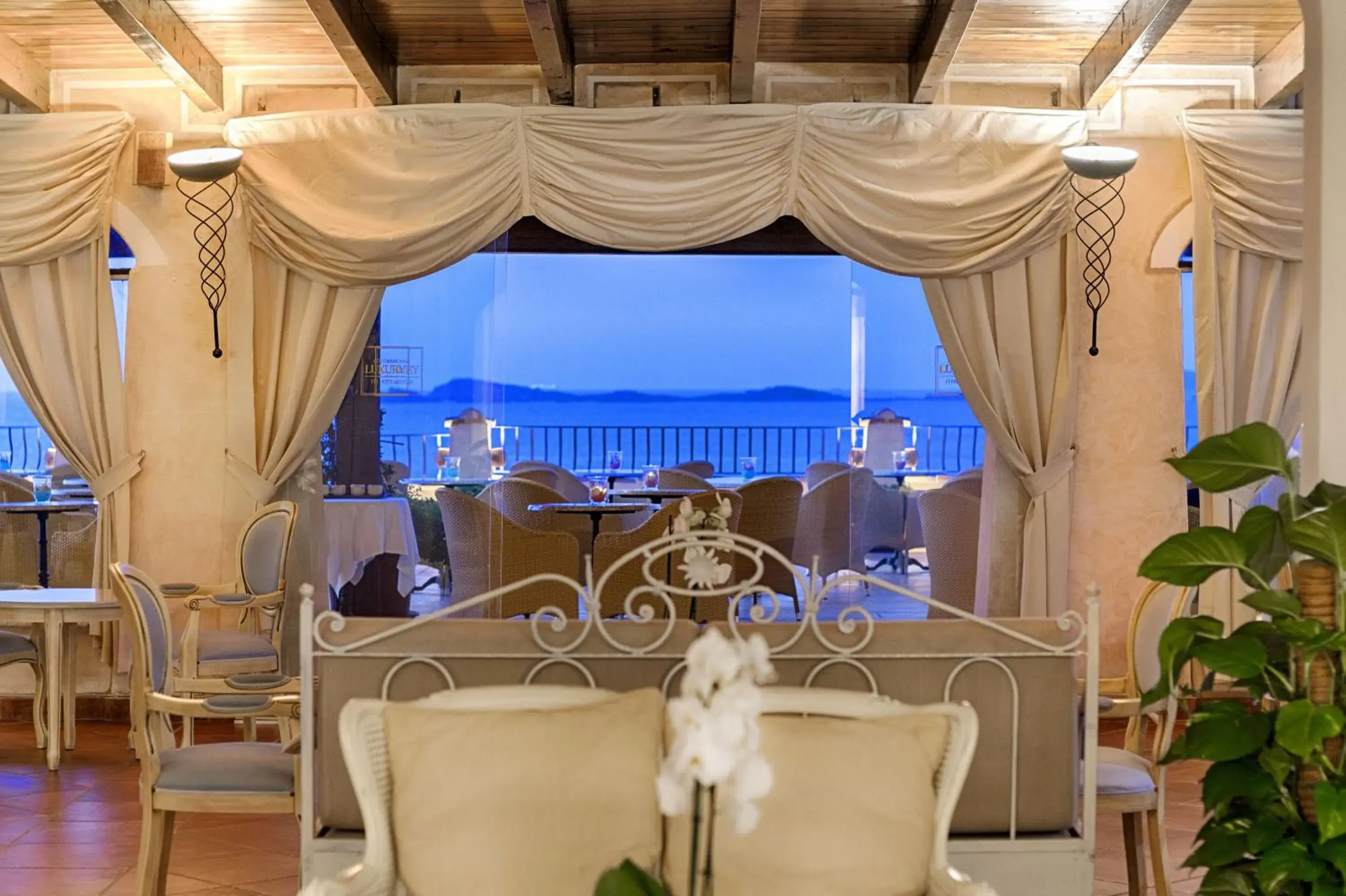 Lounge or bar in COLONNA RESORT, a Colonna Luxury Beach Hotel, Porto Cervo Lounge or bar in COLONNA RESORT, a Colonna Luxury Beach Hotel, Porto Cervo