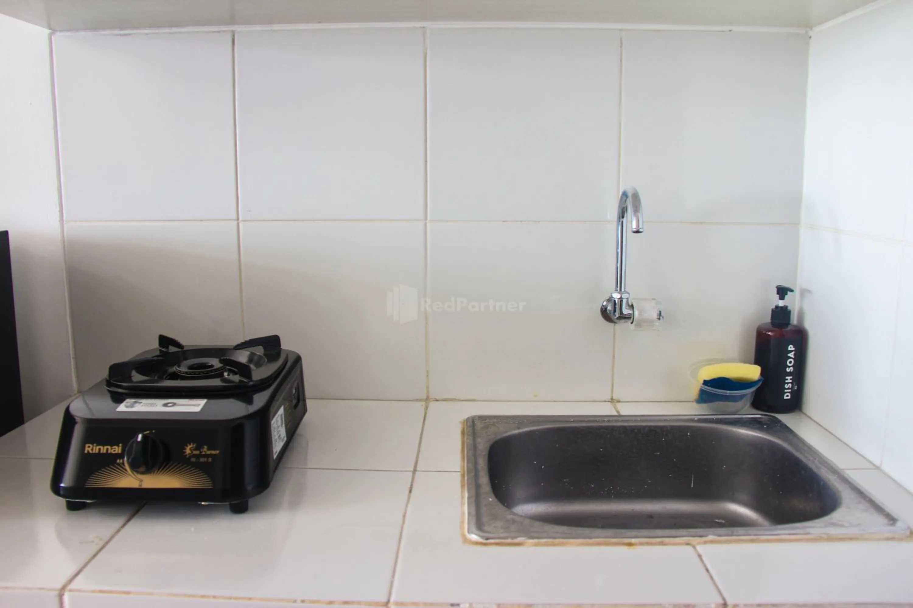 Communal kitchen in RedLiving Apartemen Gunung Putri Square - Abidin Room Tower Pinus