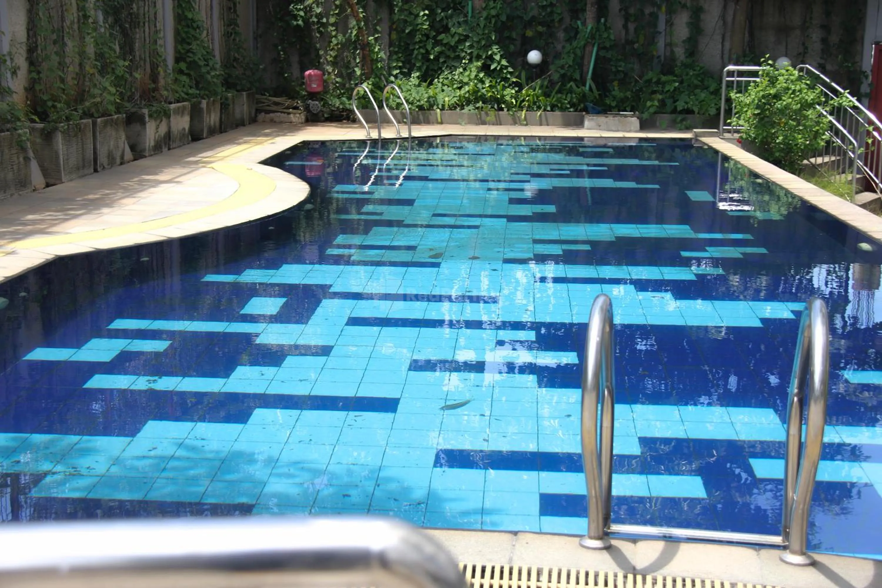 Swimming pool in RedLiving Apartemen Gunung Putri Square - Abidin Room Tower Pinus