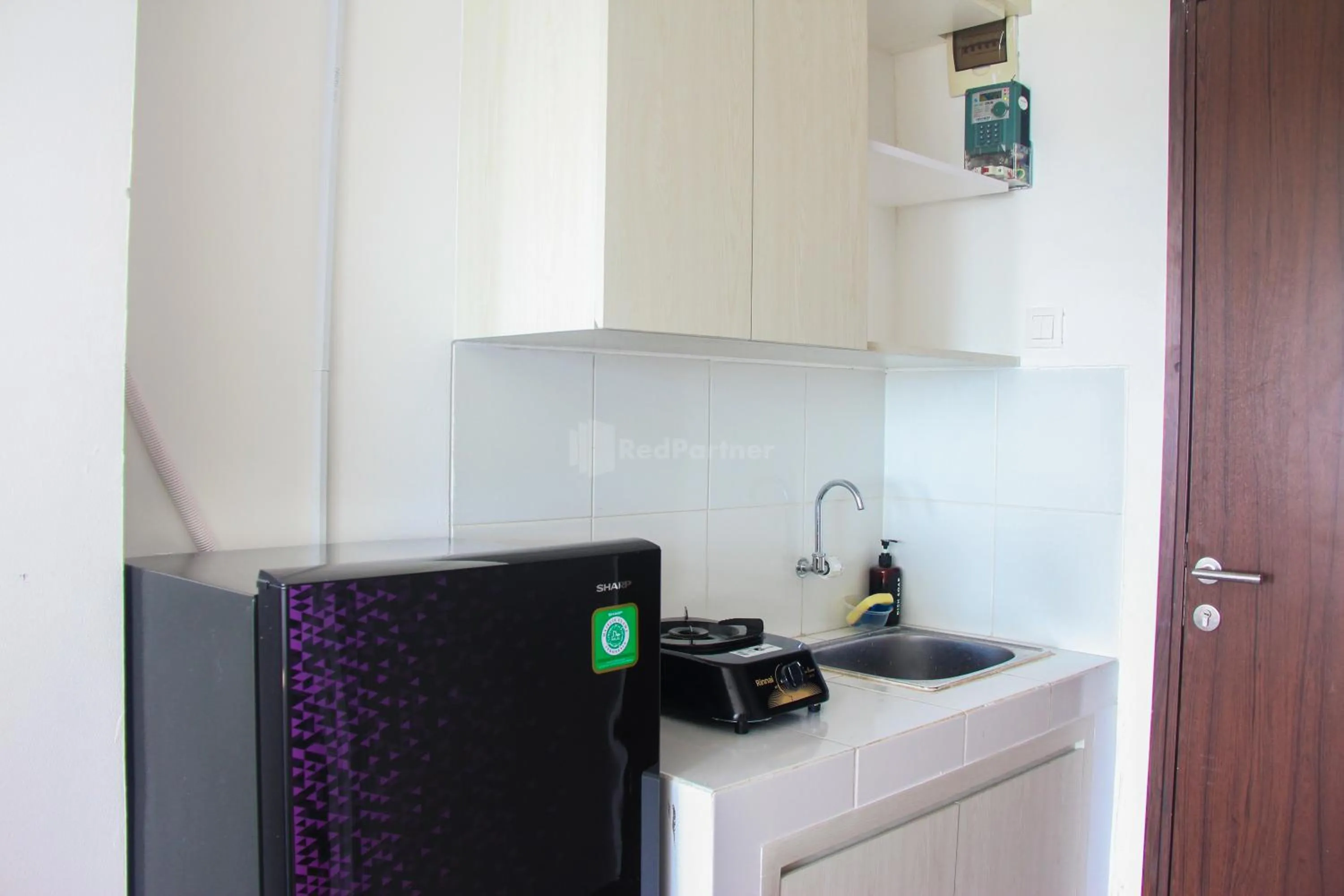 Communal kitchen in RedLiving Apartemen Gunung Putri Square - Abidin Room Tower Pinus