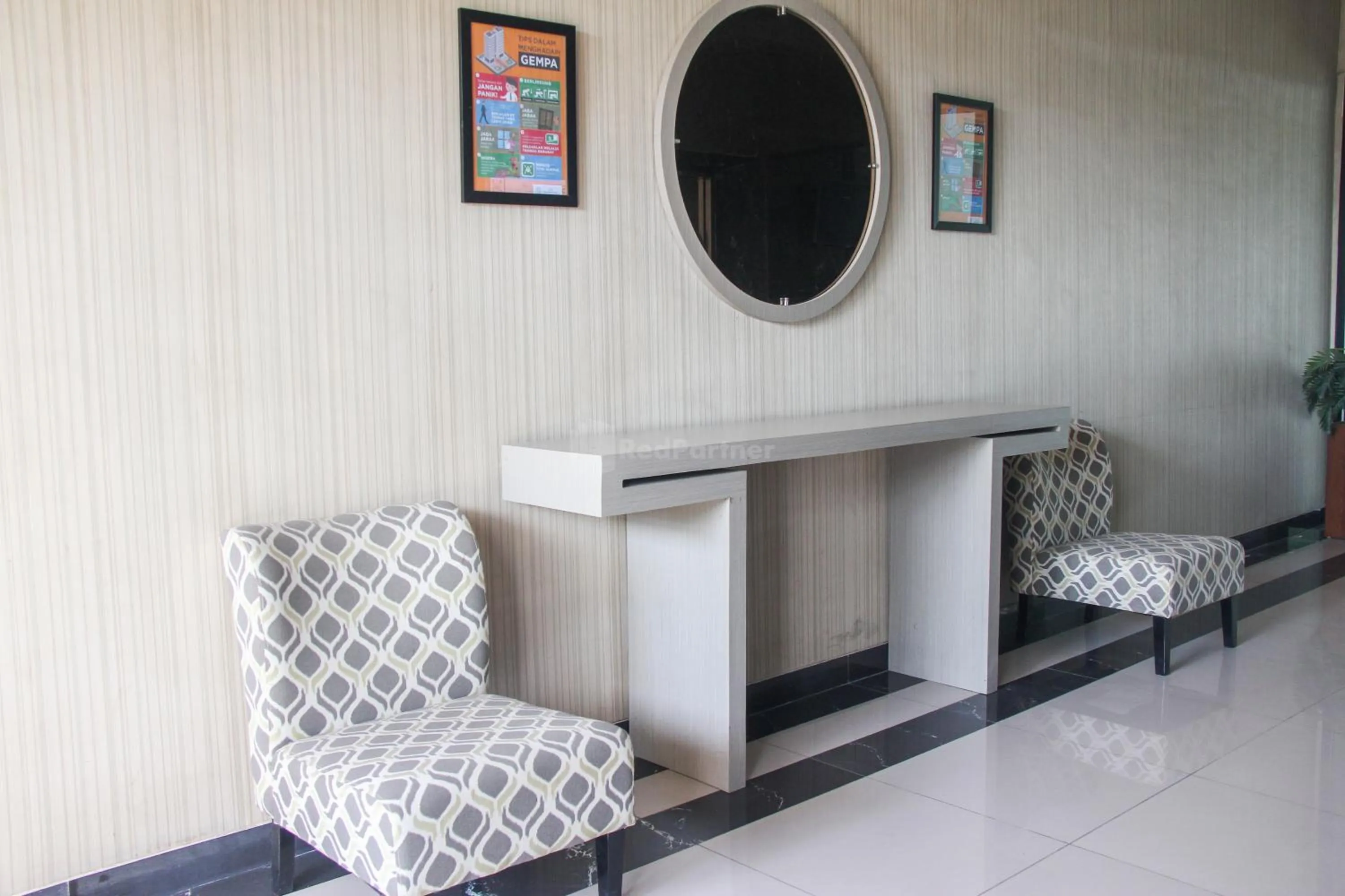Seating area in RedLiving Apartemen Gunung Putri Square - Abidin Room Tower Pinus