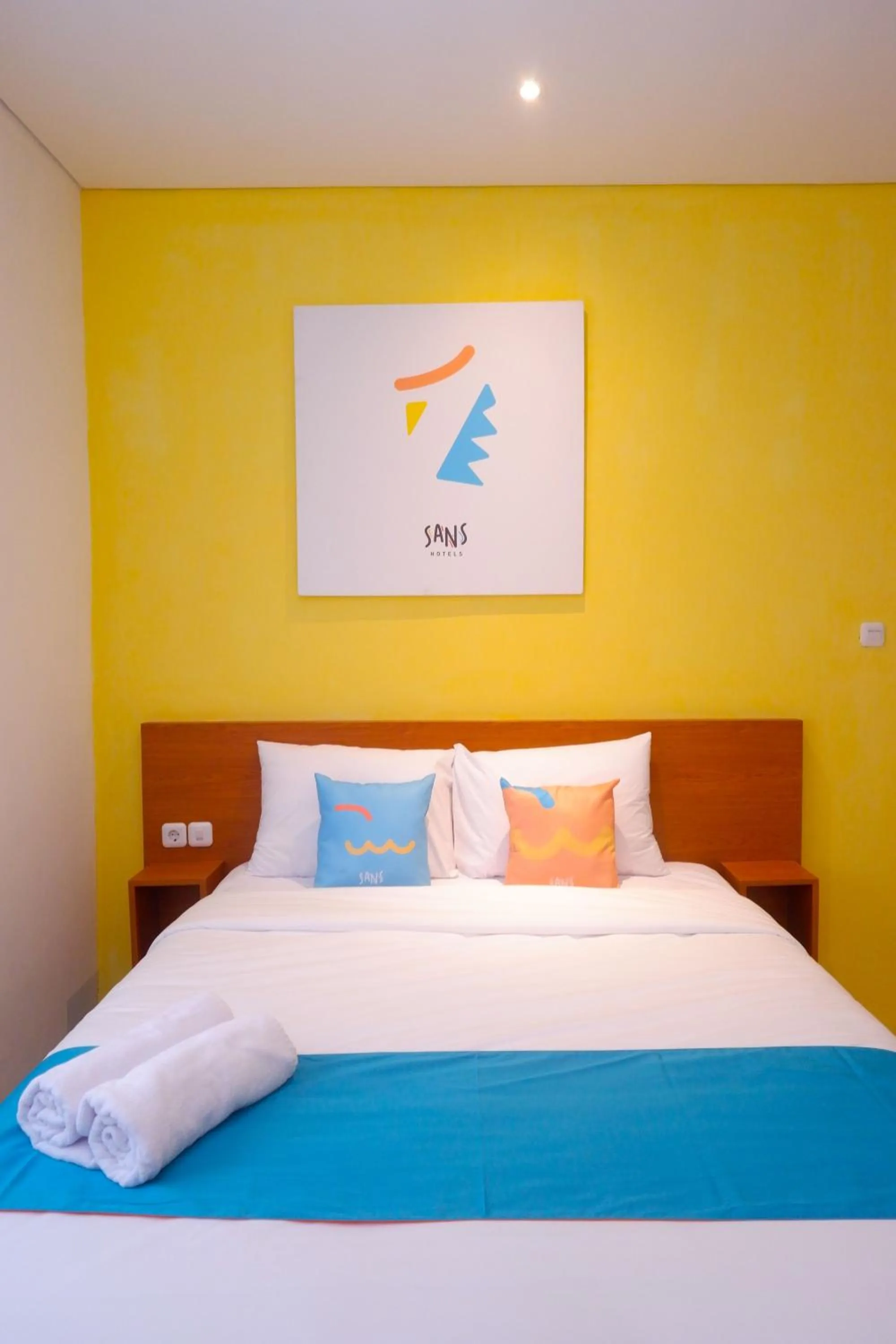 Bedroom, Bed in Sans Hotel Pippo Yogyakarta by RedDoorz