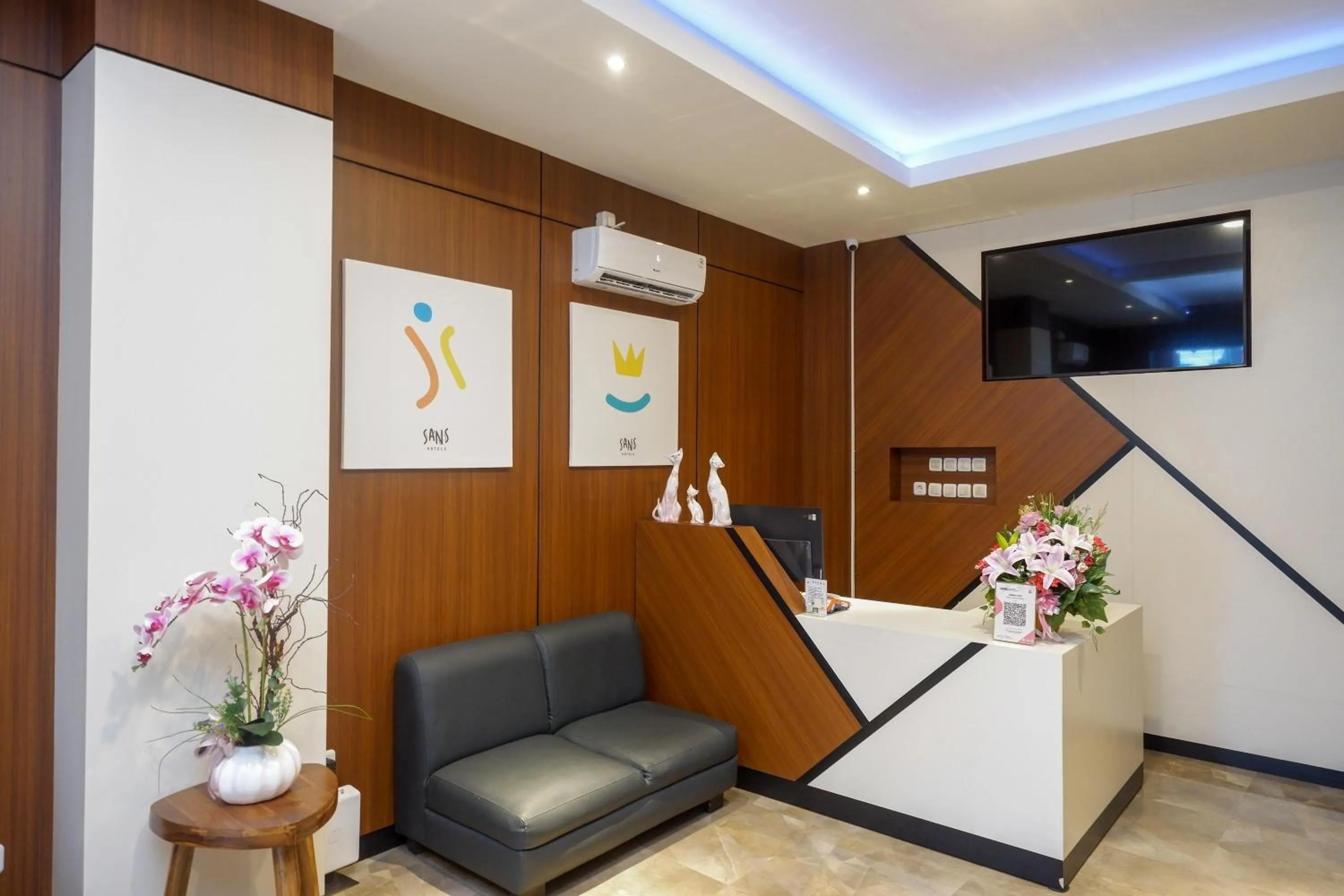 Lobby or reception in Sans Hotel Pippo Yogyakarta by RedDoorz