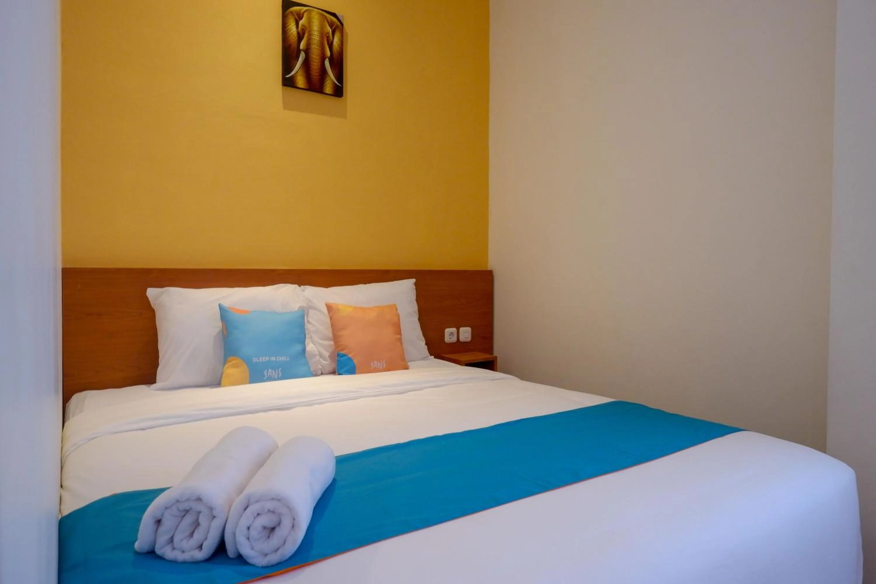 Bedroom, Bed in Sans Hotel Pippo Yogyakarta by RedDoorz