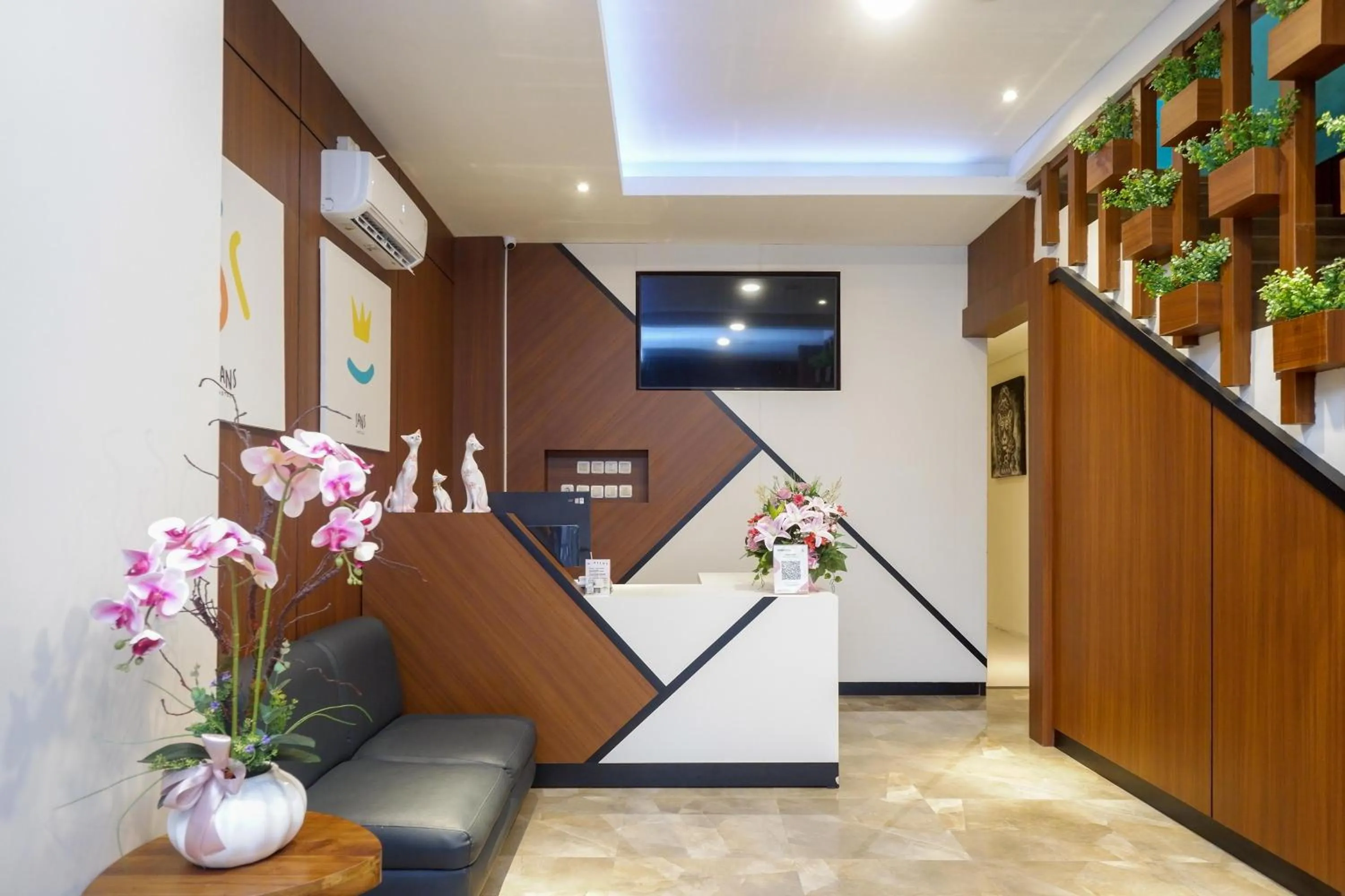 Lobby or reception in Sans Hotel Pippo Yogyakarta by RedDoorz