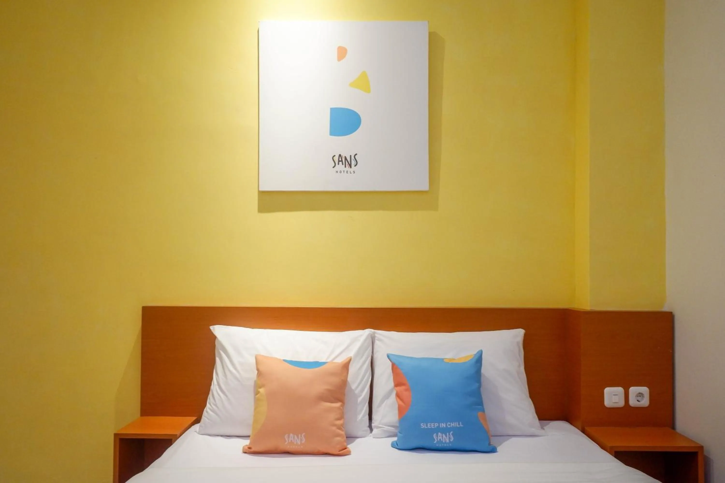 Bedroom, Bed in Sans Hotel Pippo Yogyakarta by RedDoorz