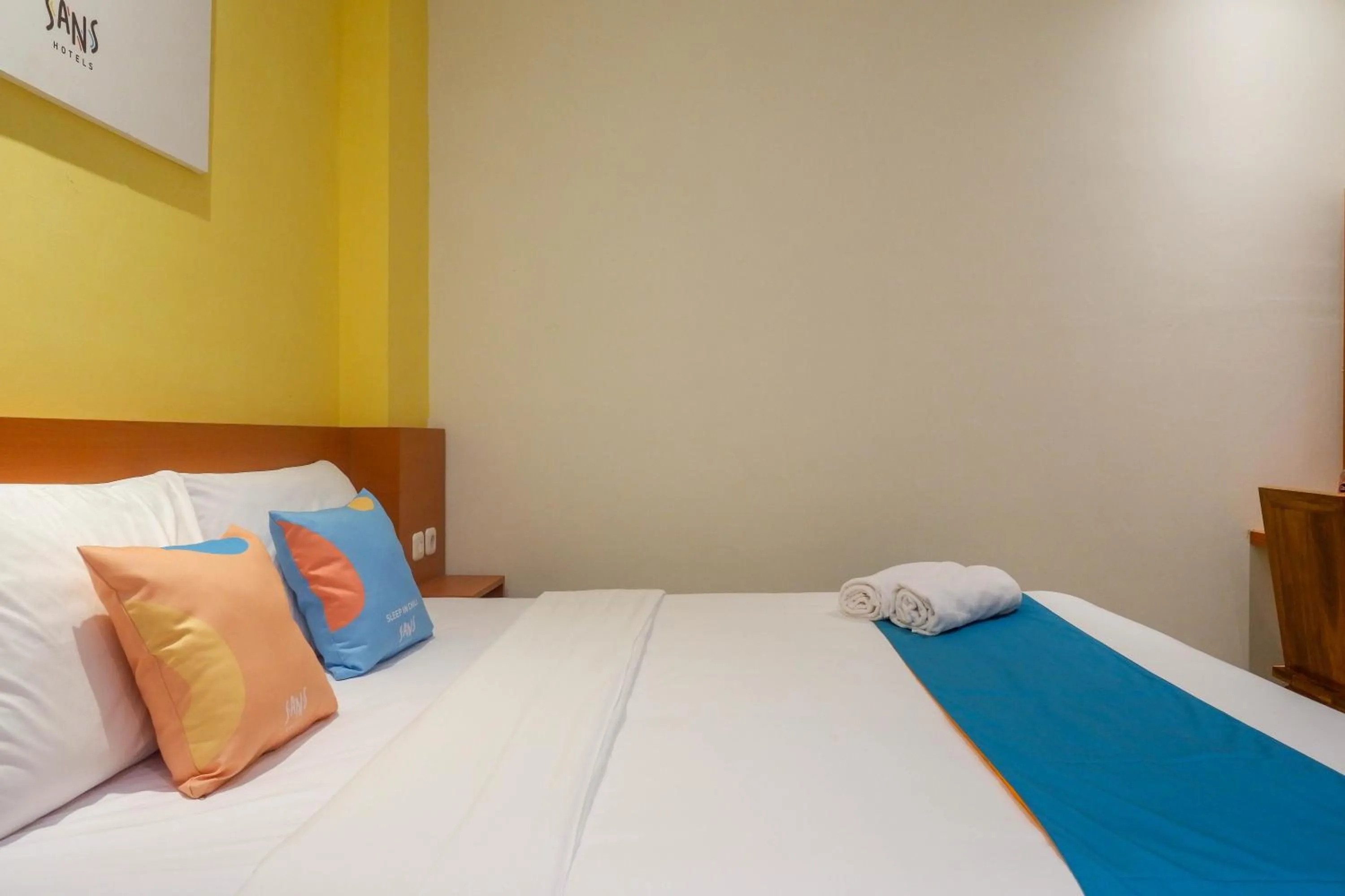 Bedroom, Bed in Sans Hotel Pippo Yogyakarta by RedDoorz