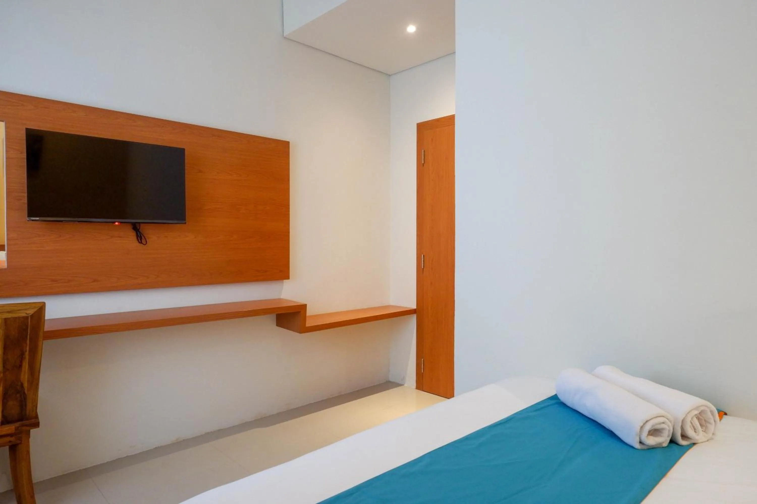 Bedroom, Bed in Sans Hotel Pippo Yogyakarta by RedDoorz
