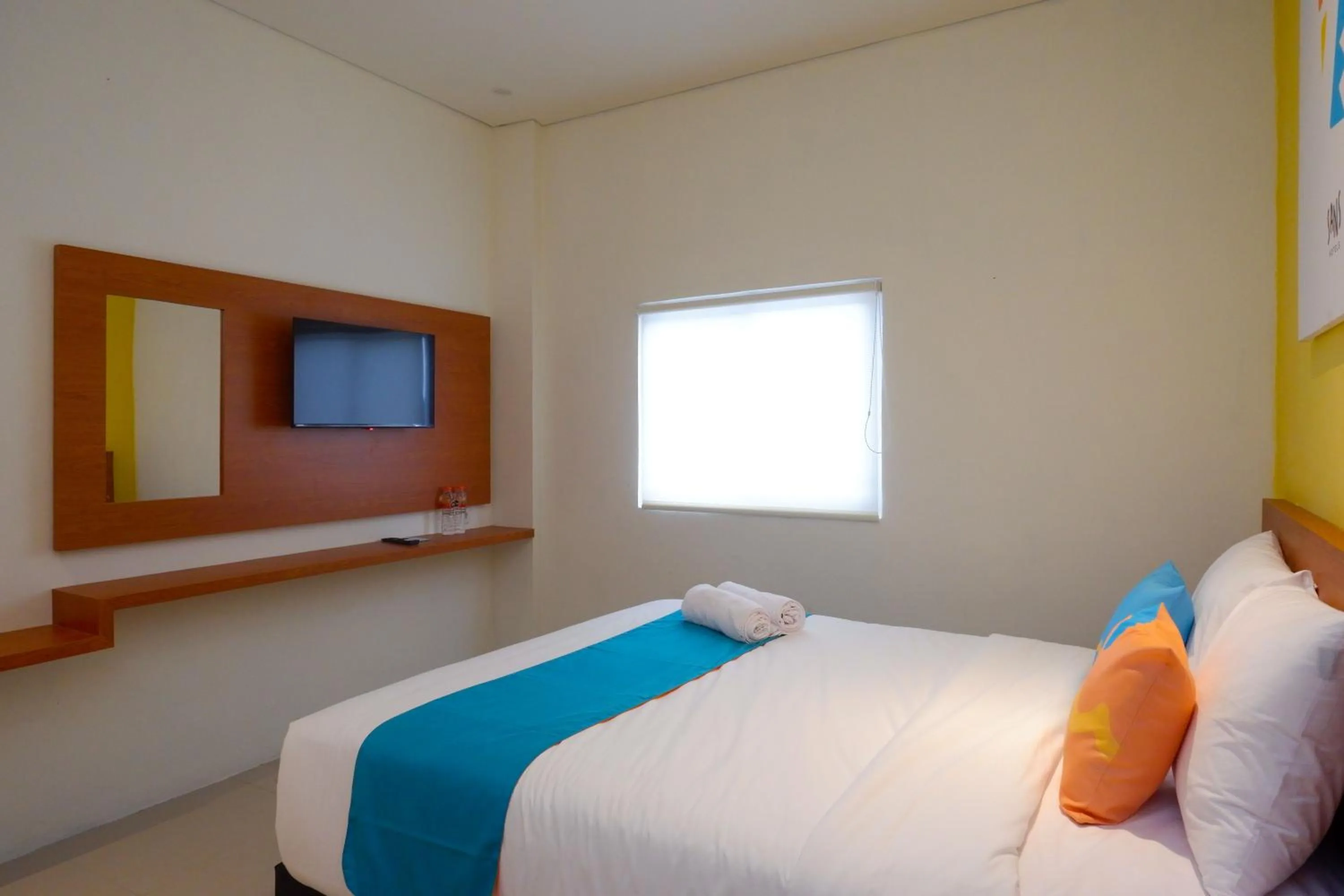 Bedroom, Bed in Sans Hotel Pippo Yogyakarta by RedDoorz