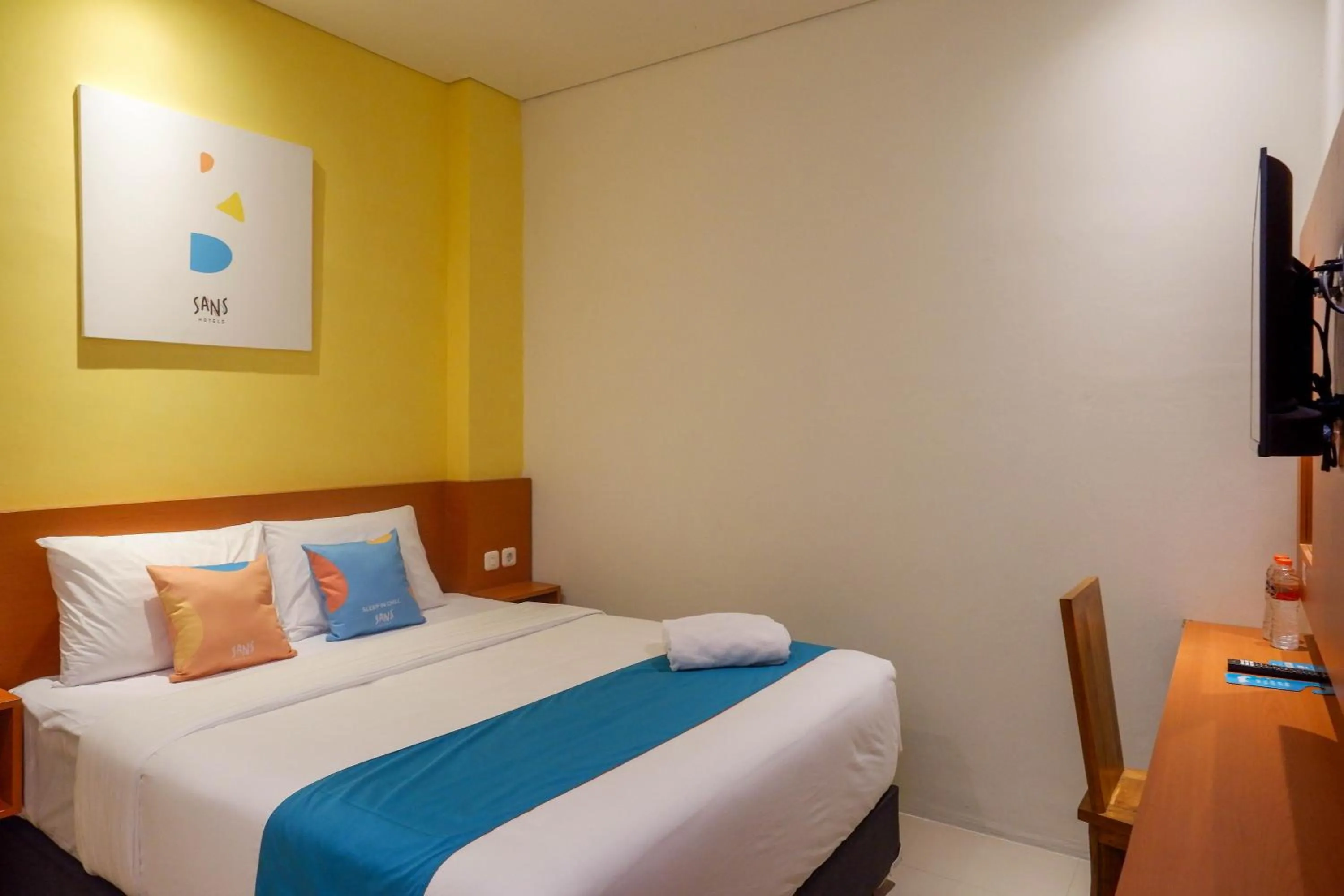 Bedroom, Bed in Sans Hotel Pippo Yogyakarta by RedDoorz