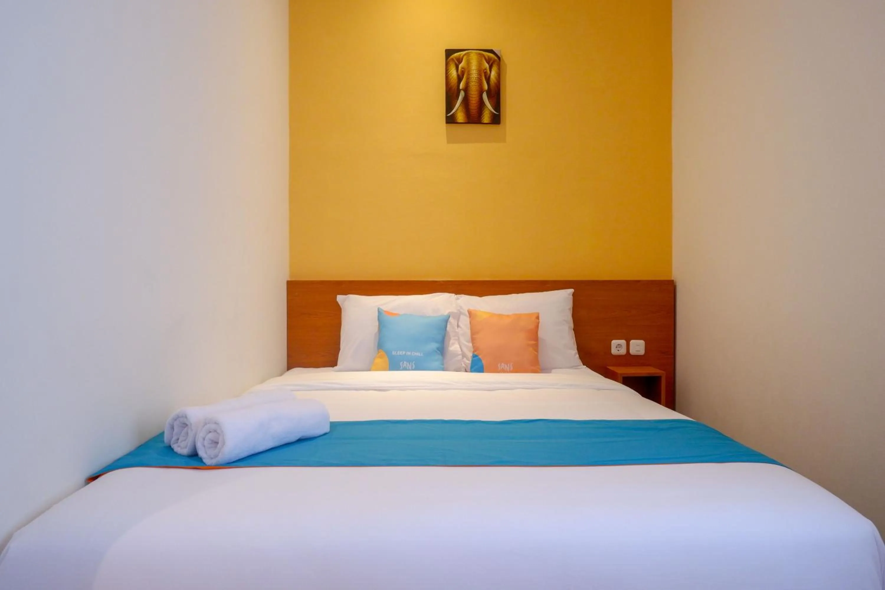 Bedroom, Bed in Sans Hotel Pippo Yogyakarta by RedDoorz