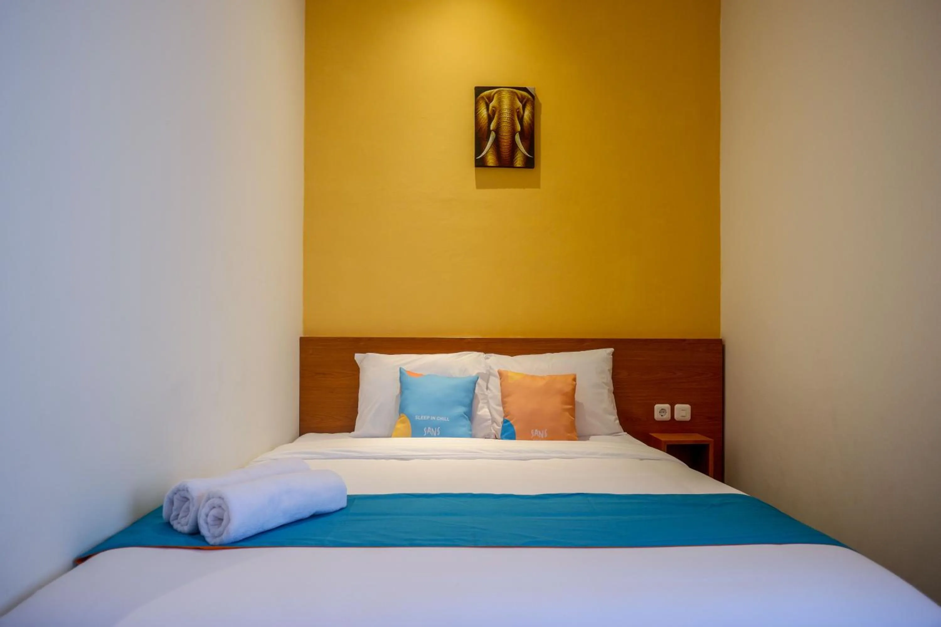 Bedroom, Bed in Sans Hotel Pippo Yogyakarta by RedDoorz