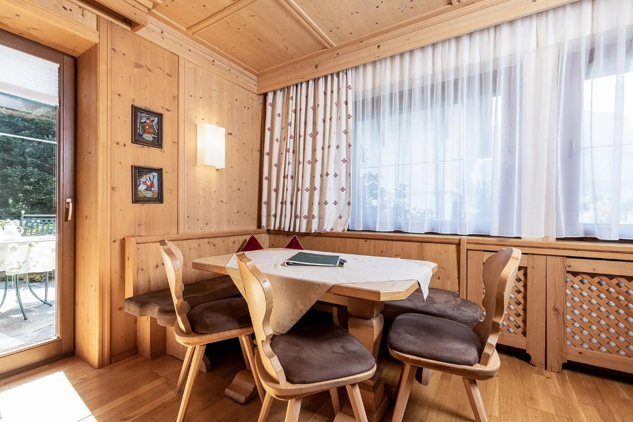 Dining area in Aparthotel Landhaus St. Joseph (Indoor Pool)