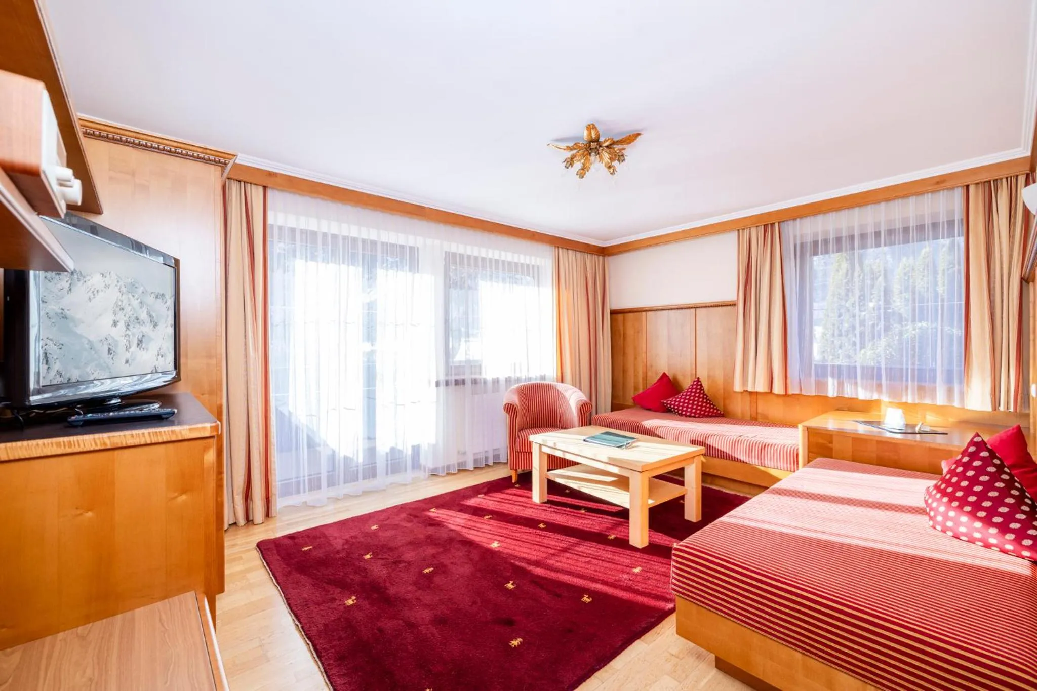 Living room, Bed in Aparthotel Landhaus St. Joseph (Indoor Pool)