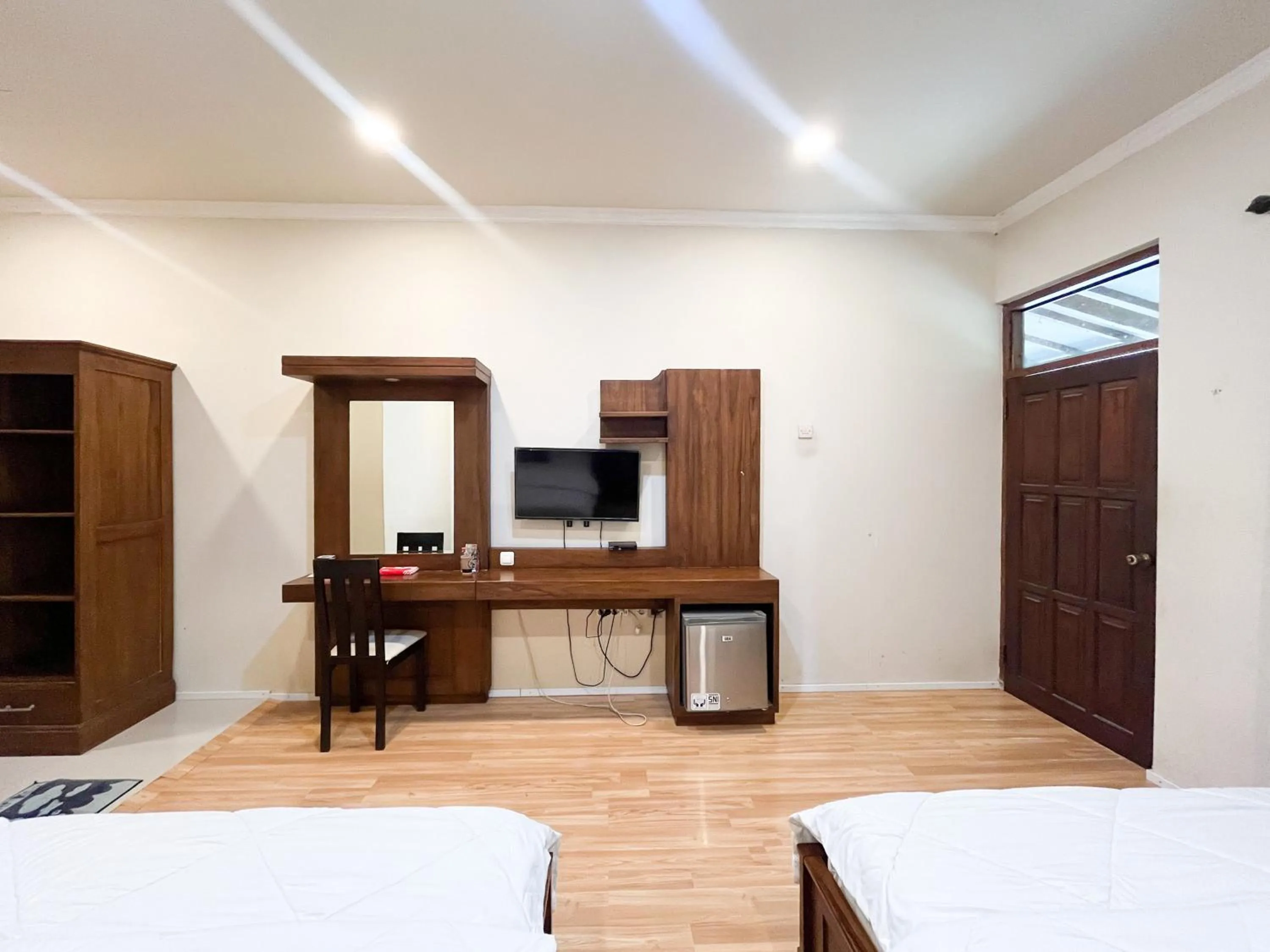 wardrobe, Bed in Urbanview Hotel Kumala Banyuwangi by RedDoorz