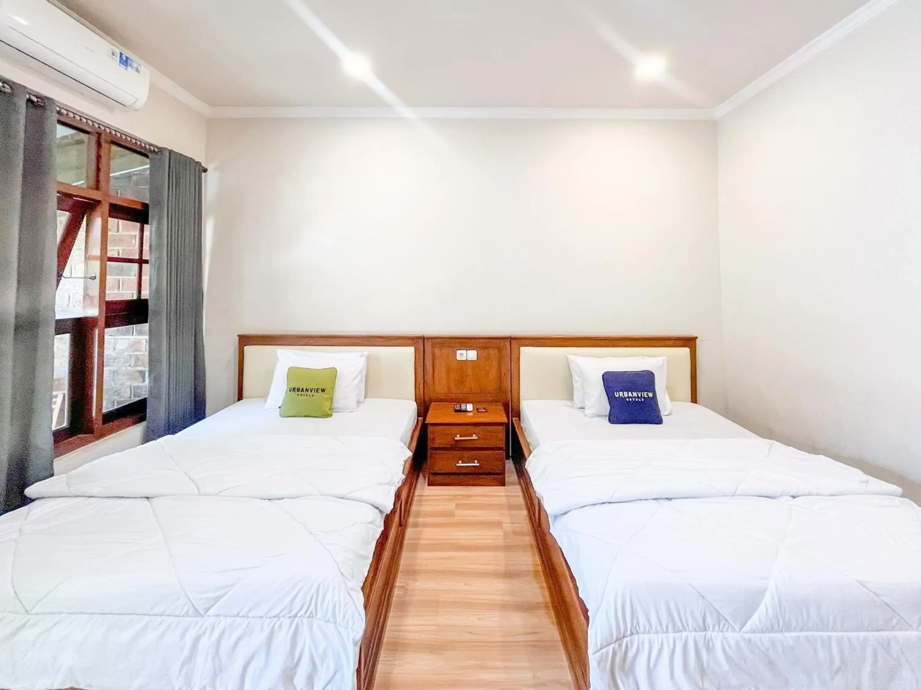 Deluxe Twin Room in Urbanview Hotel Kumala Banyuwangi by RedDoorz Deluxe Twin Room in Urbanview Hotel Kumala Banyuwangi by RedDoorz