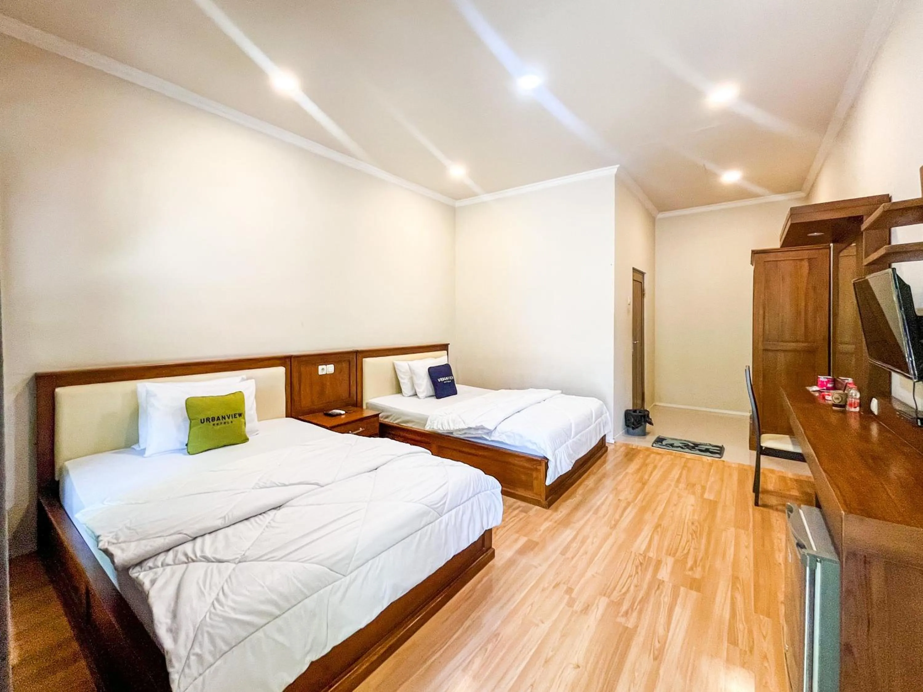 Bedroom, Bed in Urbanview Hotel Kumala Banyuwangi by RedDoorz