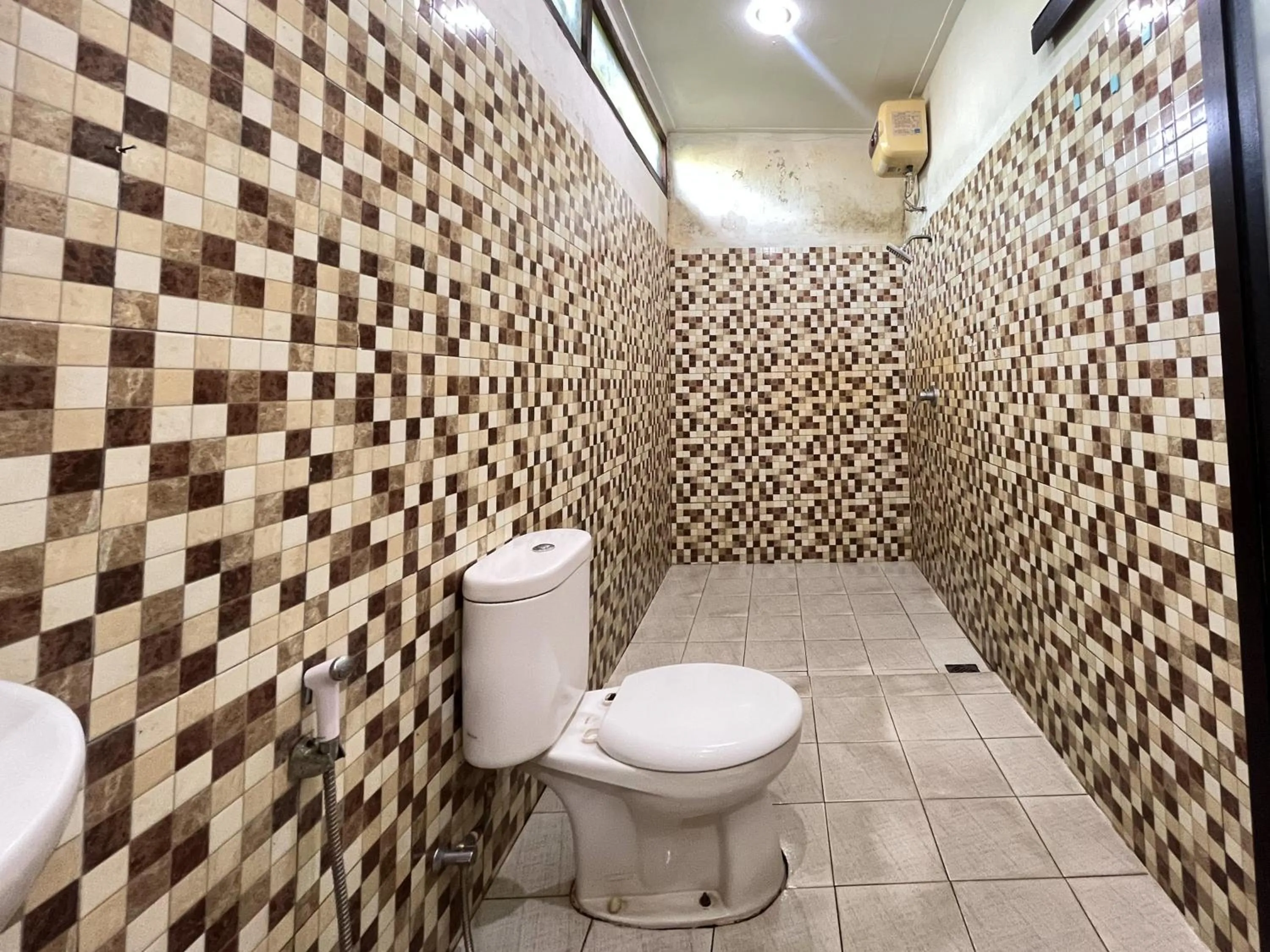 Bathroom in Urbanview Hotel Kumala Banyuwangi by RedDoorz